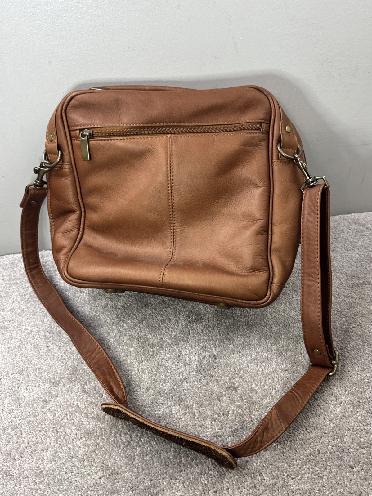 Brown Leather Messenger Bag Shoulder Strap Zipper Pockets Work Travel 13”x6”