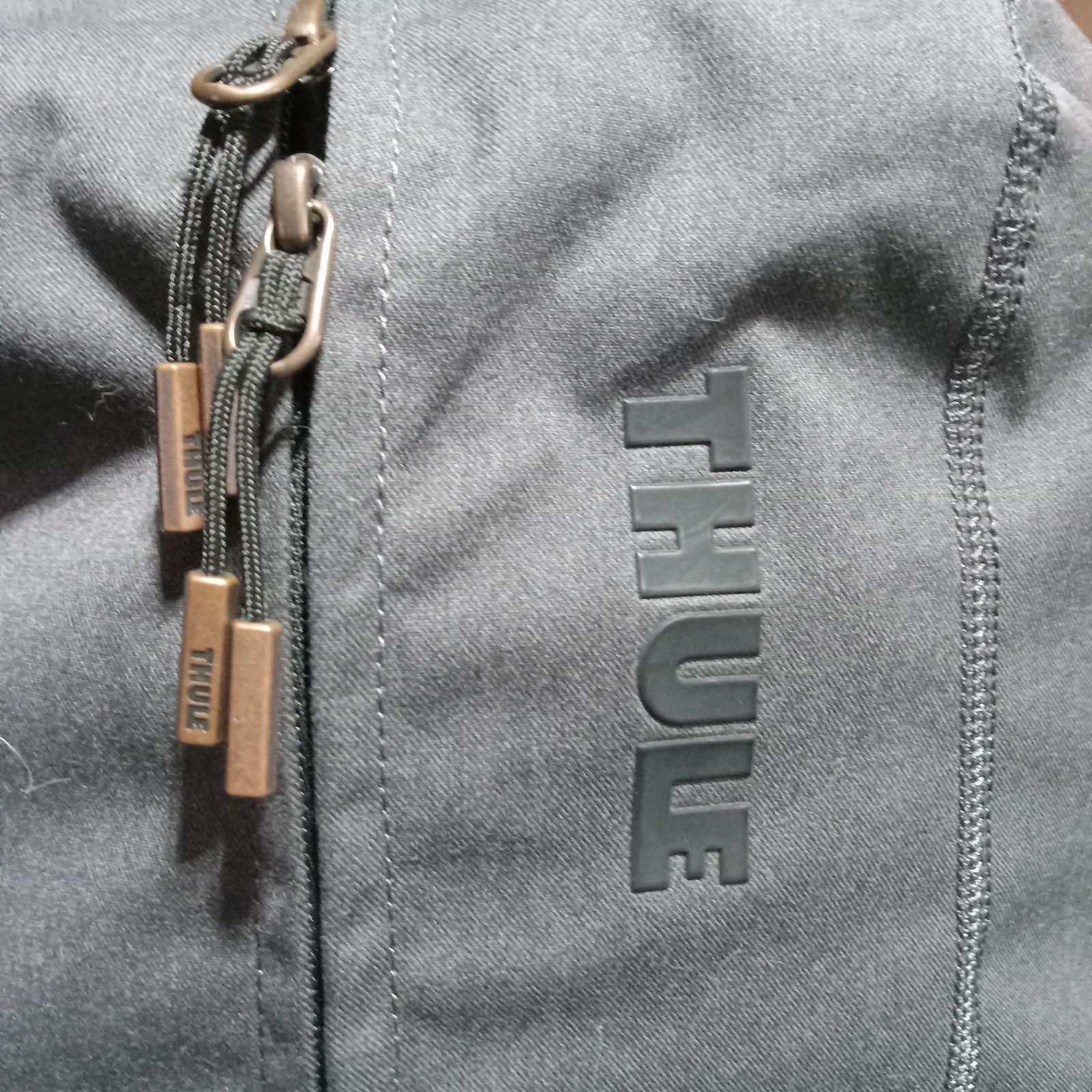 THULE Brand New Vea Backpack Daypack Laptop Camera Padded Gray Lots of Pockets