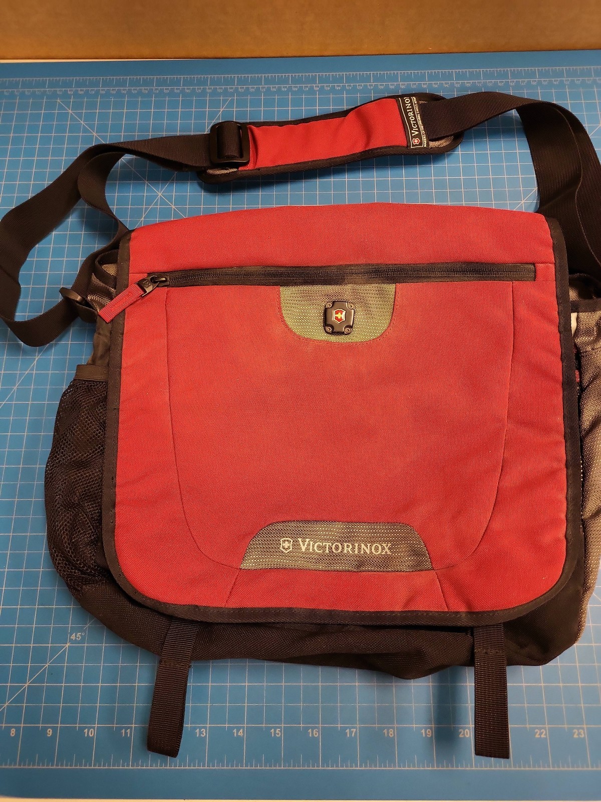Victorinox Red Messenger Bag Crossbody Shoulder Swiss Army Commuter School Lapto