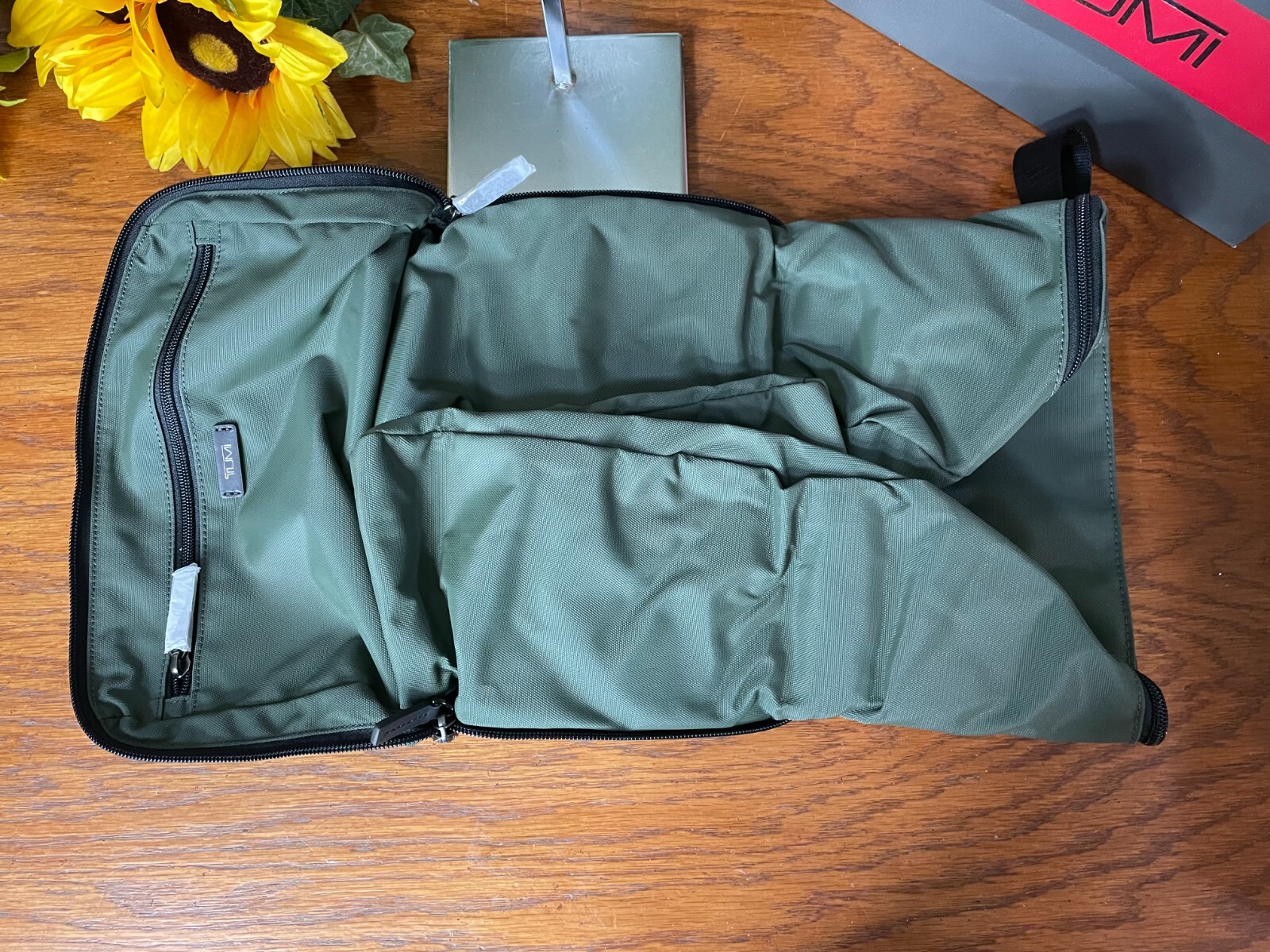 NWT TUMI OLIVE GREEN PACKABLE DUFFLE FOLDABLE DUFFEL TOTE BAG TRAVEL CARRYON