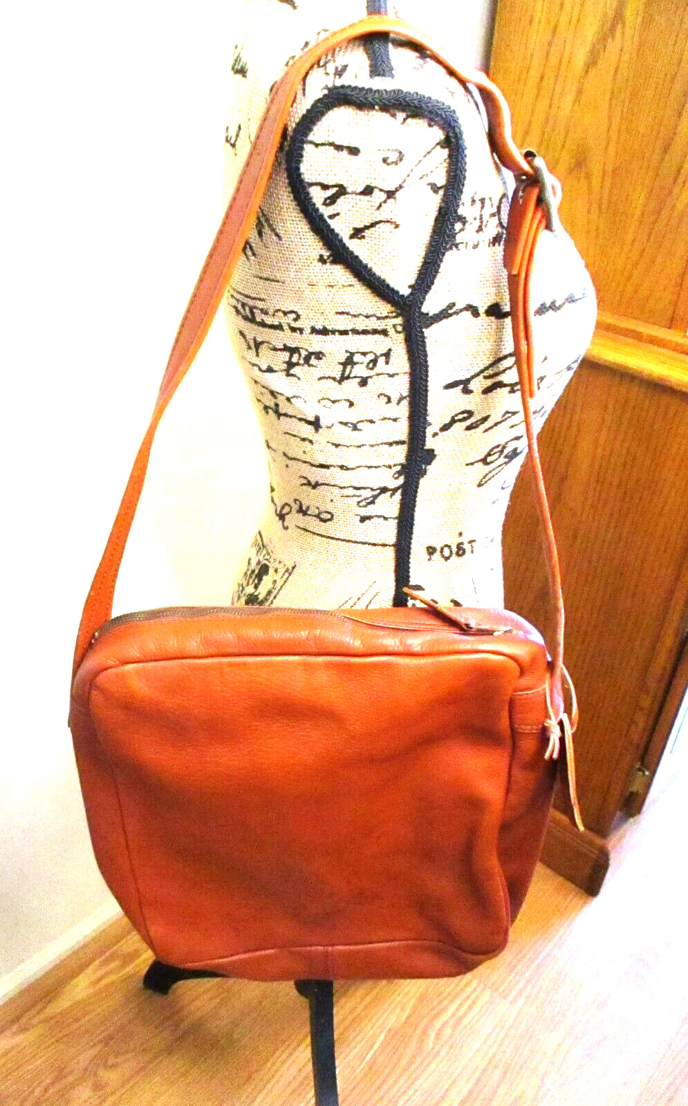 Bugatti Unisex Leather Shoulder/Messenger Bag, Caramel Brown, Leather