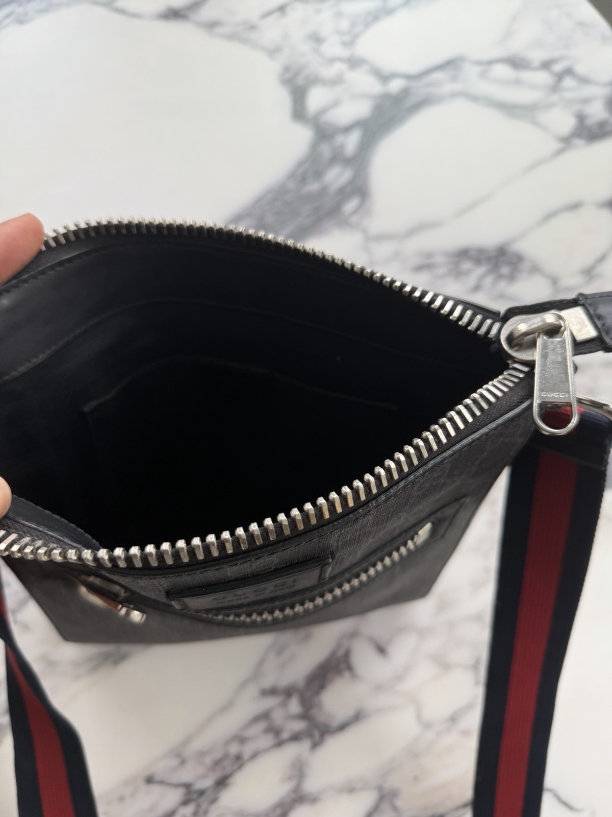 Gucci Men’s GG Supreme Crossbody Shoulder Bag Gray/Black Barely Used Authentic