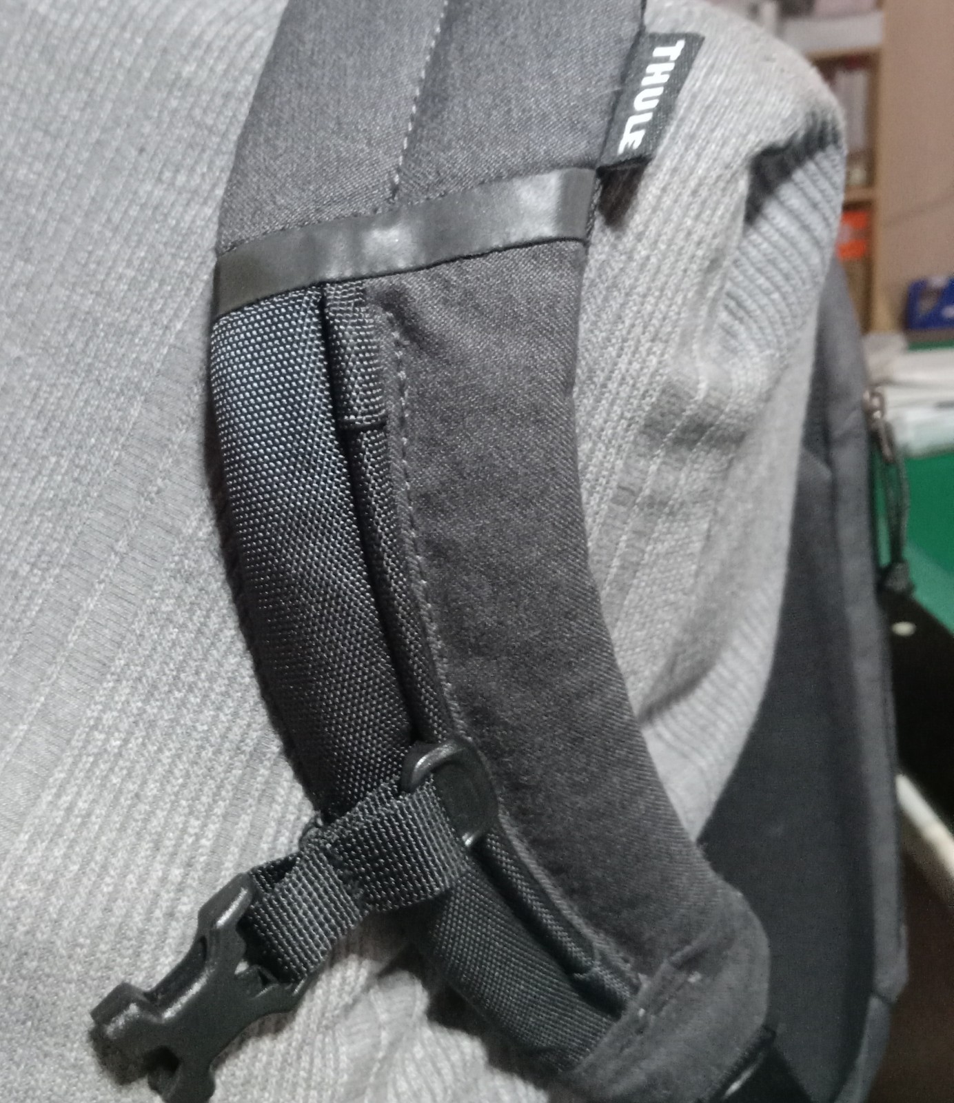 THULE Brand New Vea Backpack Daypack Laptop Camera Padded Gray Lots of Pockets
