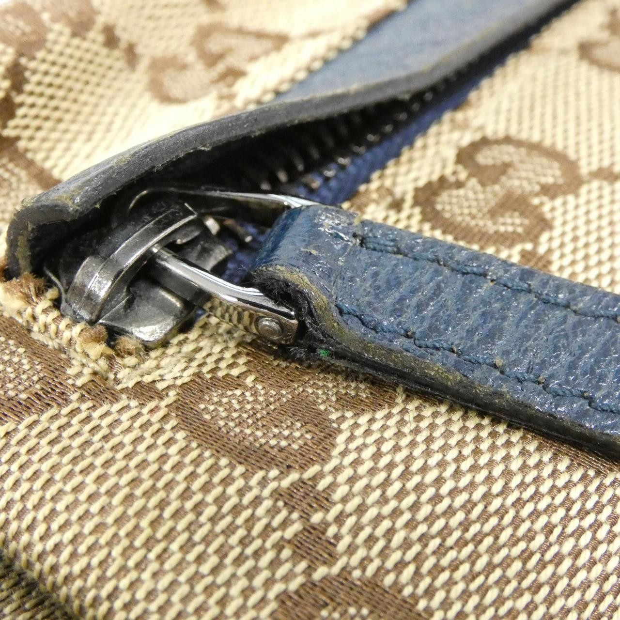 Authentic [Vintage] Gucci 28566 Waist Bag #270-004-233-8847