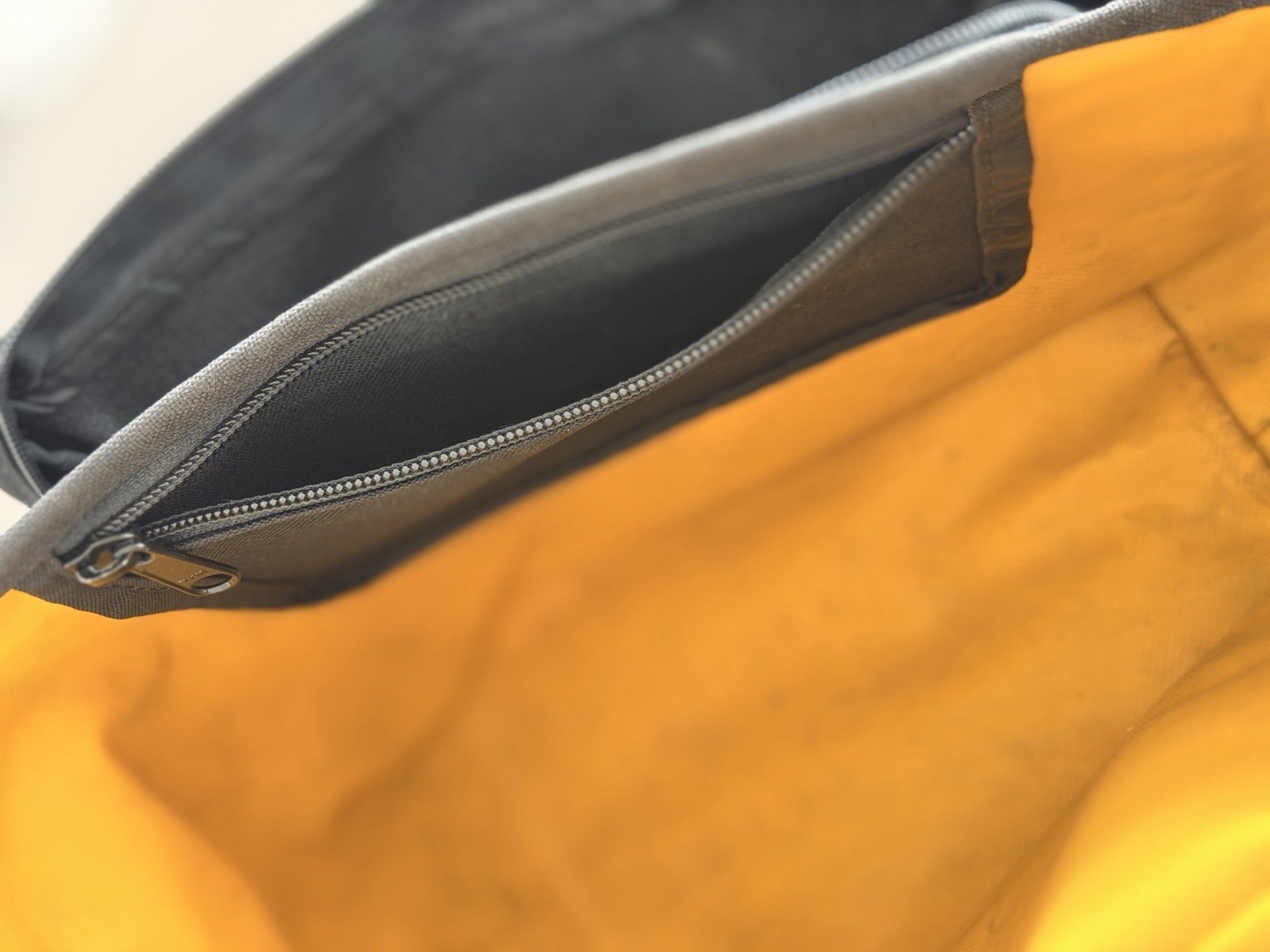 Manhattan Portage Black Messenger Bag Red Stripe Yellow Lining Inner Pockets
