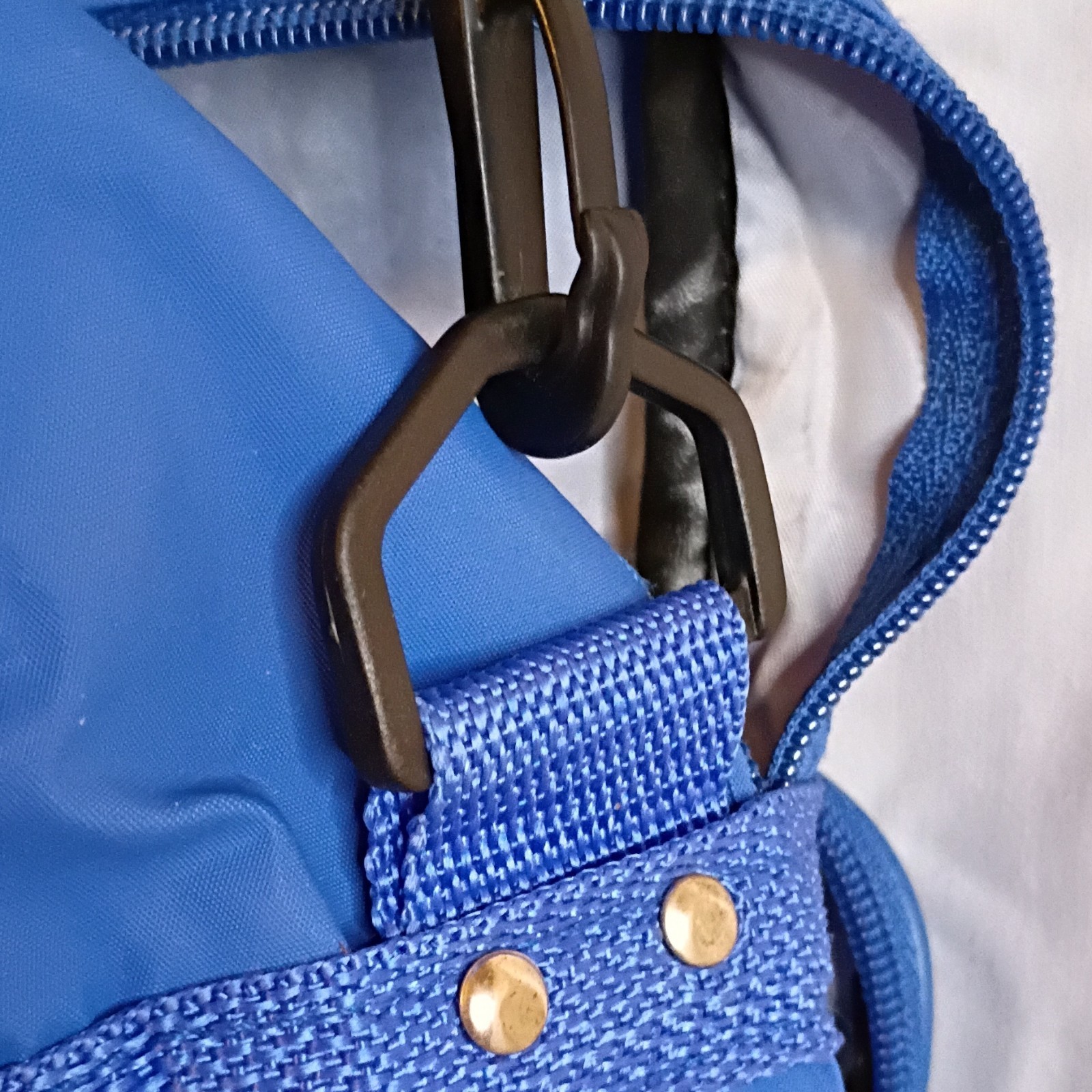 Trafalgar Men’s Medium Blue Striped Messenger Bag Zip Shoulder Strap Adjustable