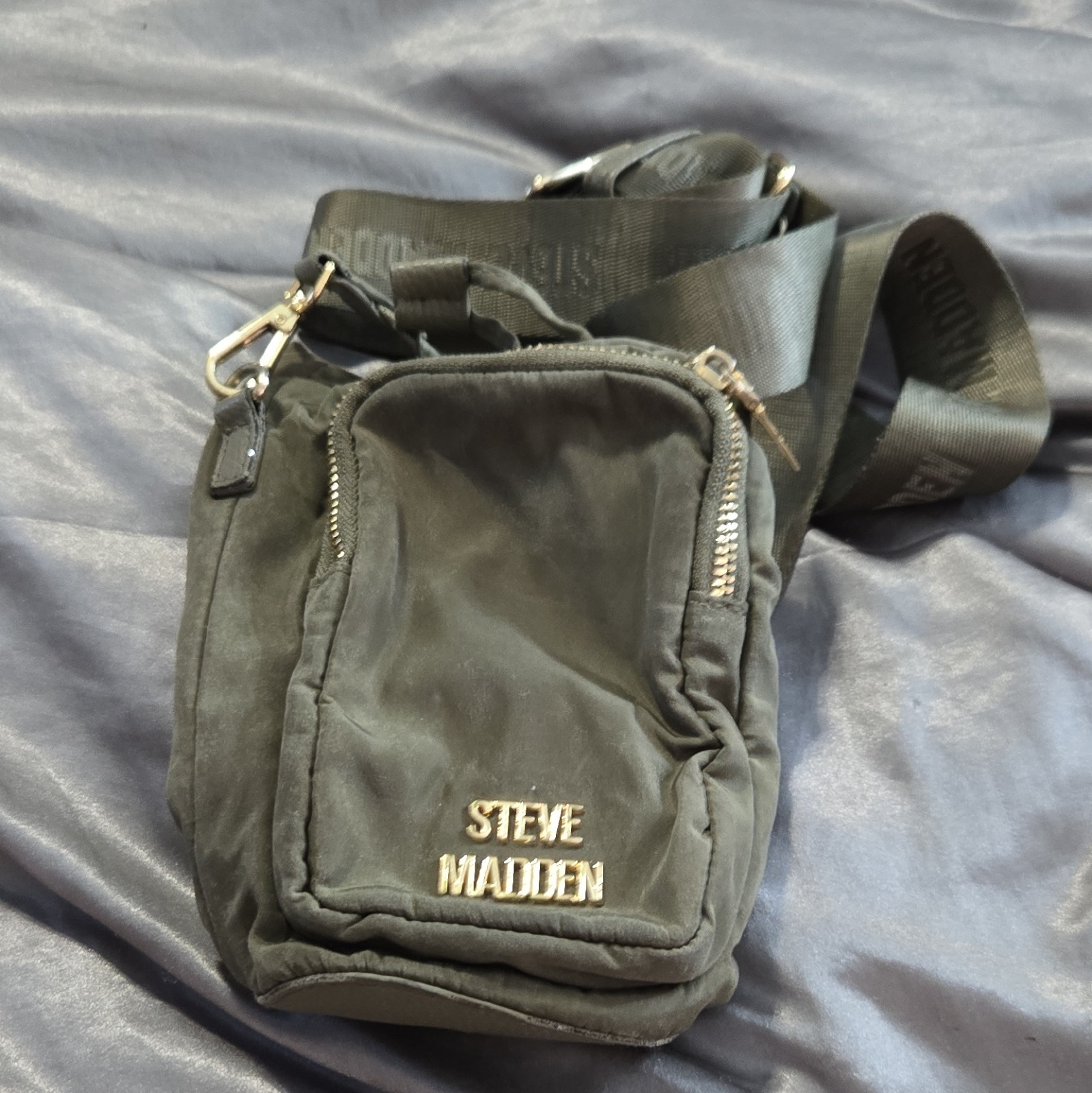 Steve Madden Men’s Green Crossbody Bag Zip Drawstring Adjustable Strap Pockets