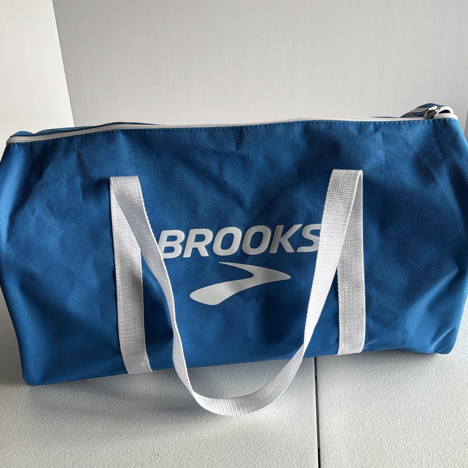 Brooks Blue White Zippered canvas Gym Duffle Bag Nylon top straps
