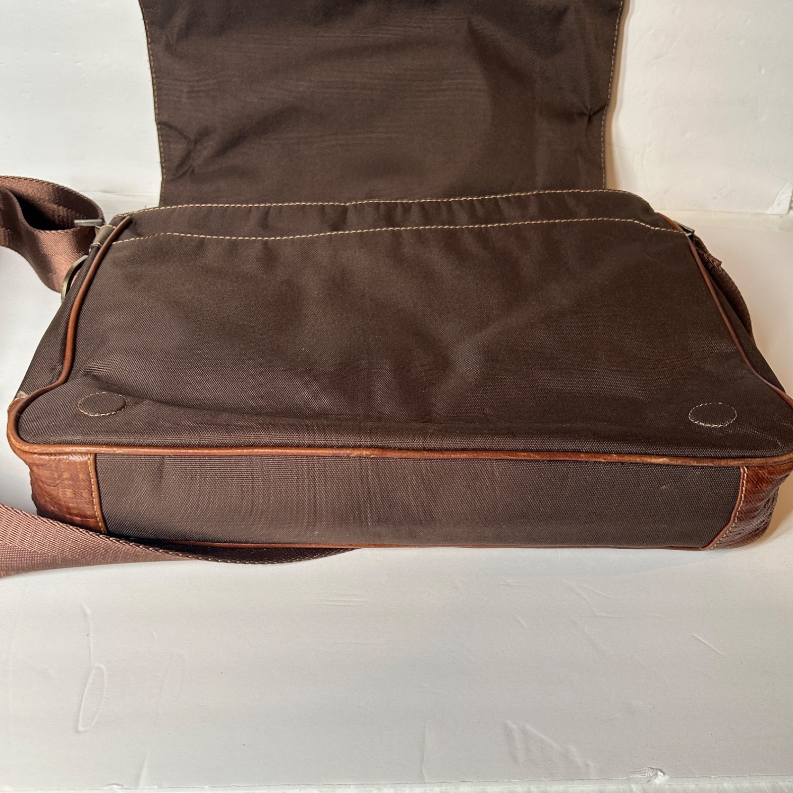 Boconi Messenger Bag Brown Leather Garth Slim Laptop Pocket with Shoulder Strap