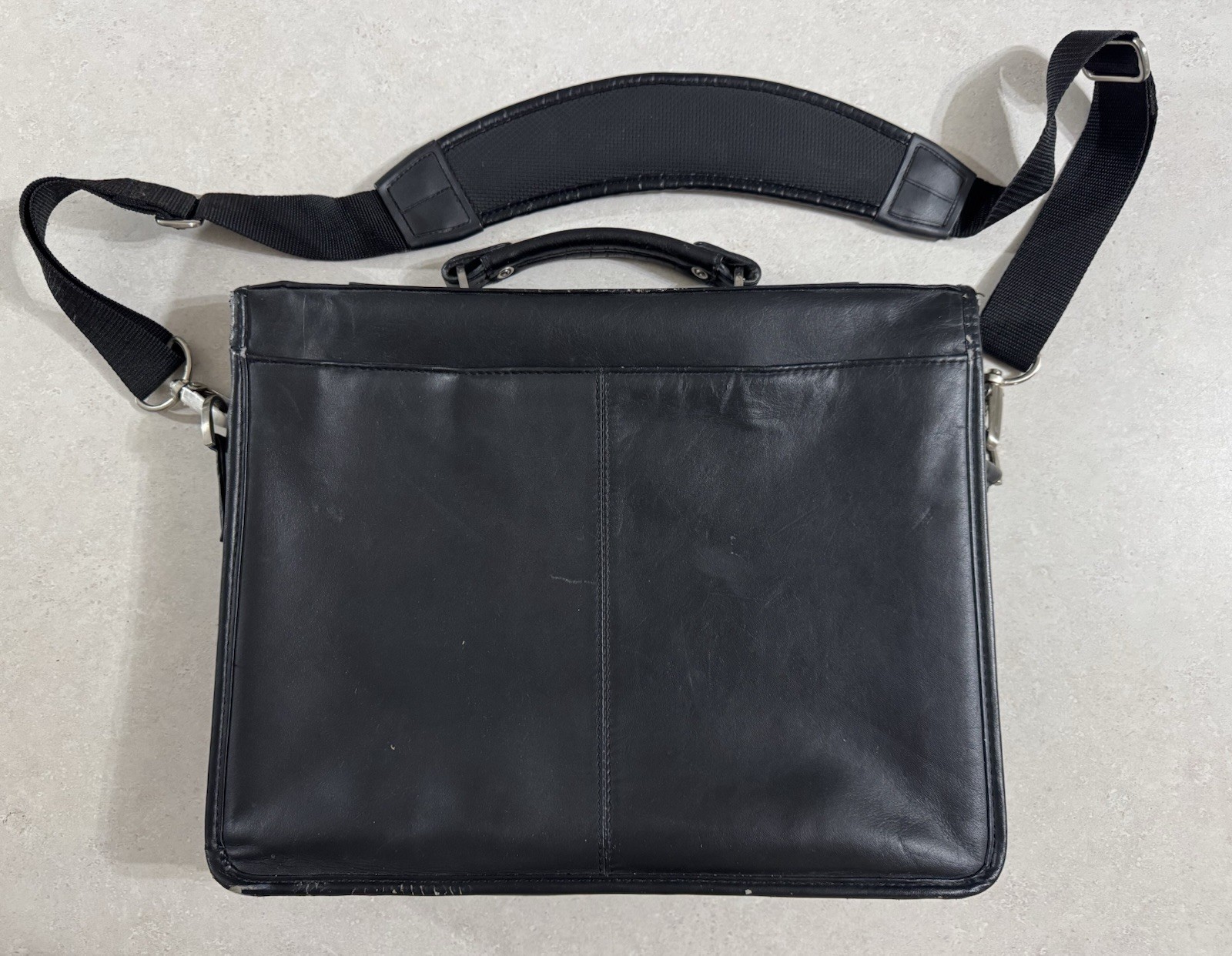 Kenneth Cole Reaction Messenger Bag – See Description