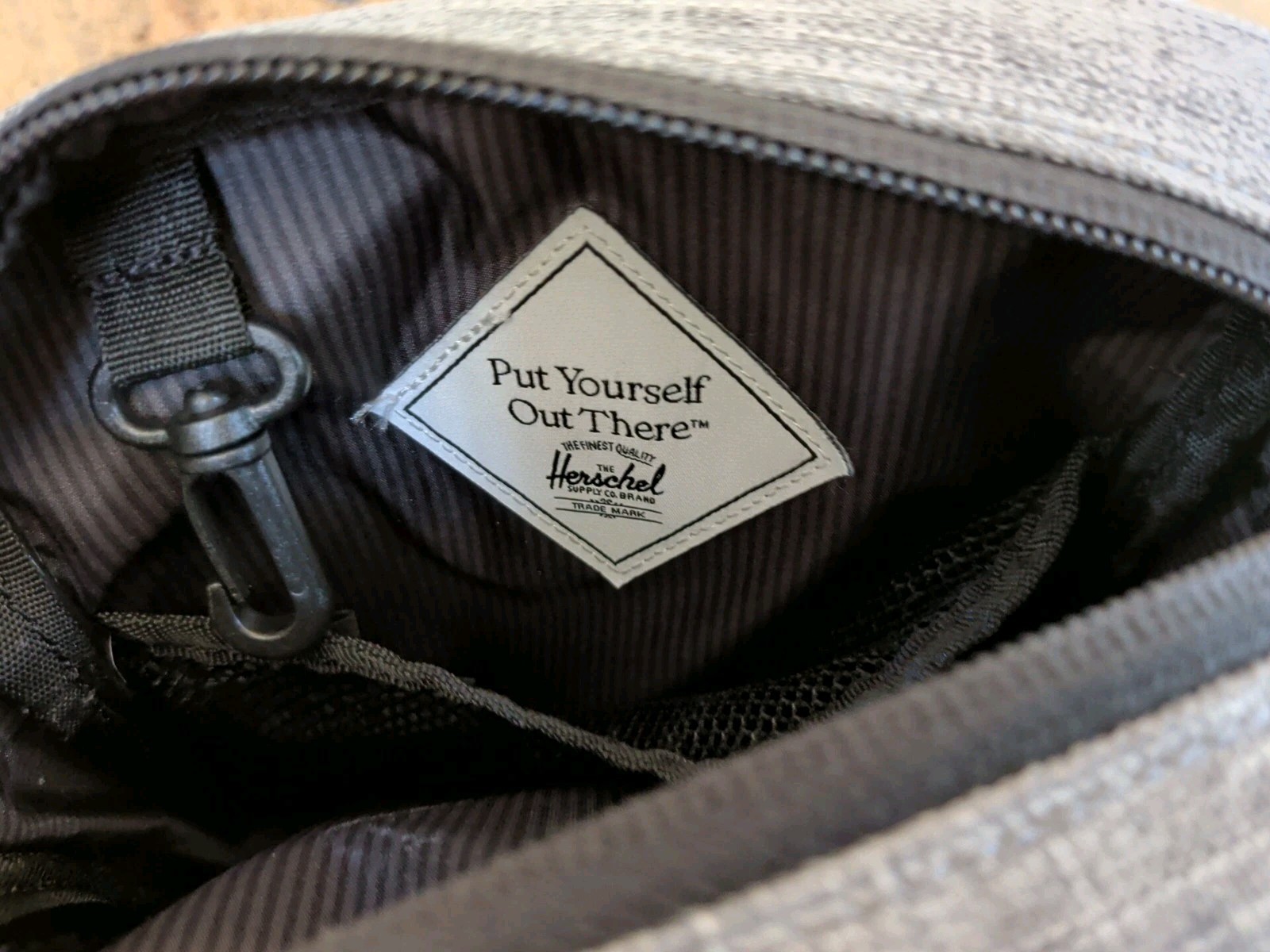 Herschel Supply Co. Heritage Crossbody Ecosystem Fabrics Bag – 11384 Gray 8×7″