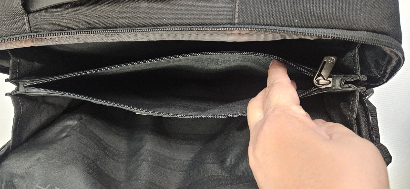 TUMI T-TECH 16” Messenger Laptop Nylon Black Bag 67740D with Shoulder Strap