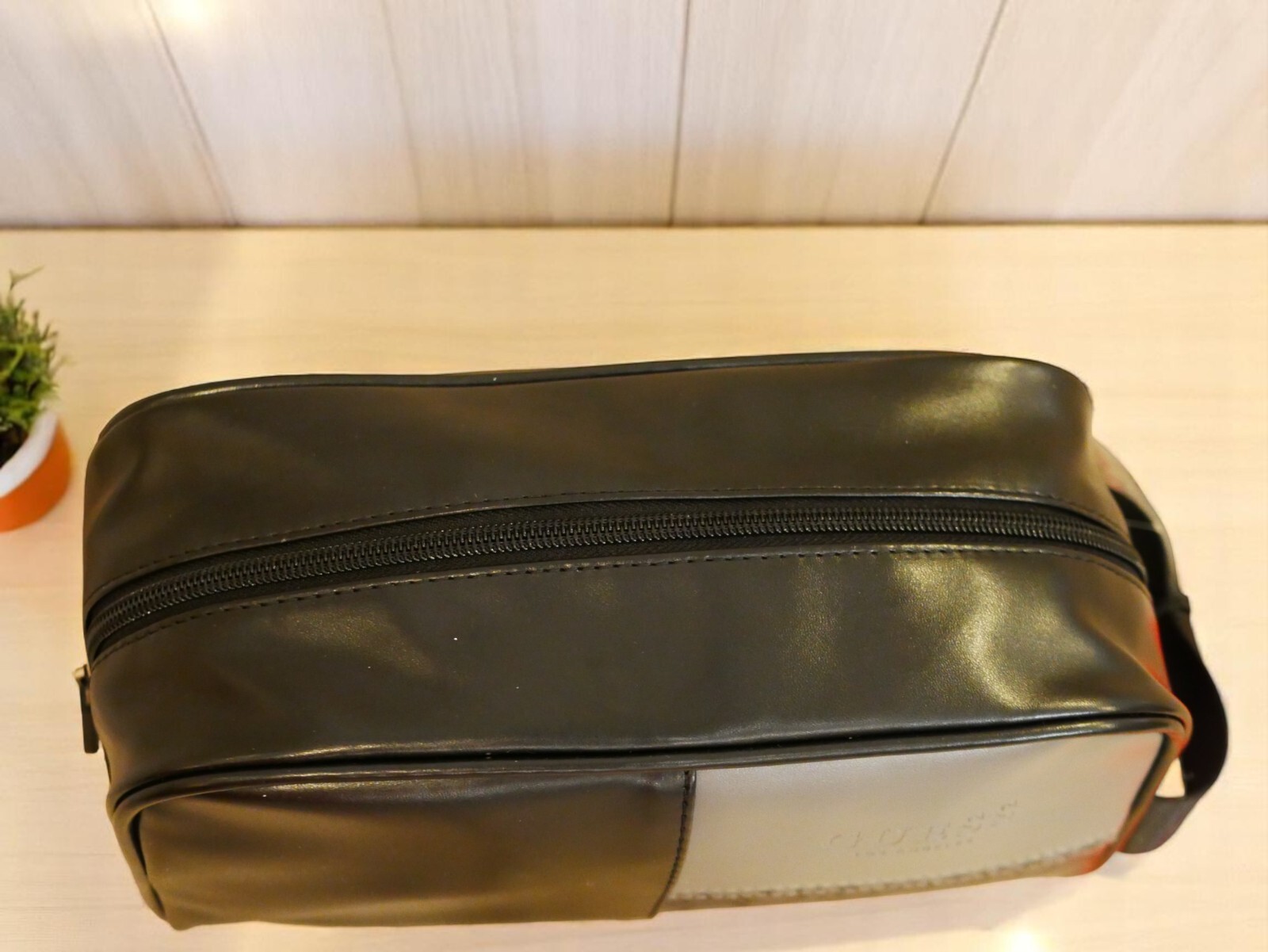 NEW MEDIUM MEN’S GUESS BLACK GRAY LEATHER HANDLE TOILETRY TRAVEL CASE BAG POCKET