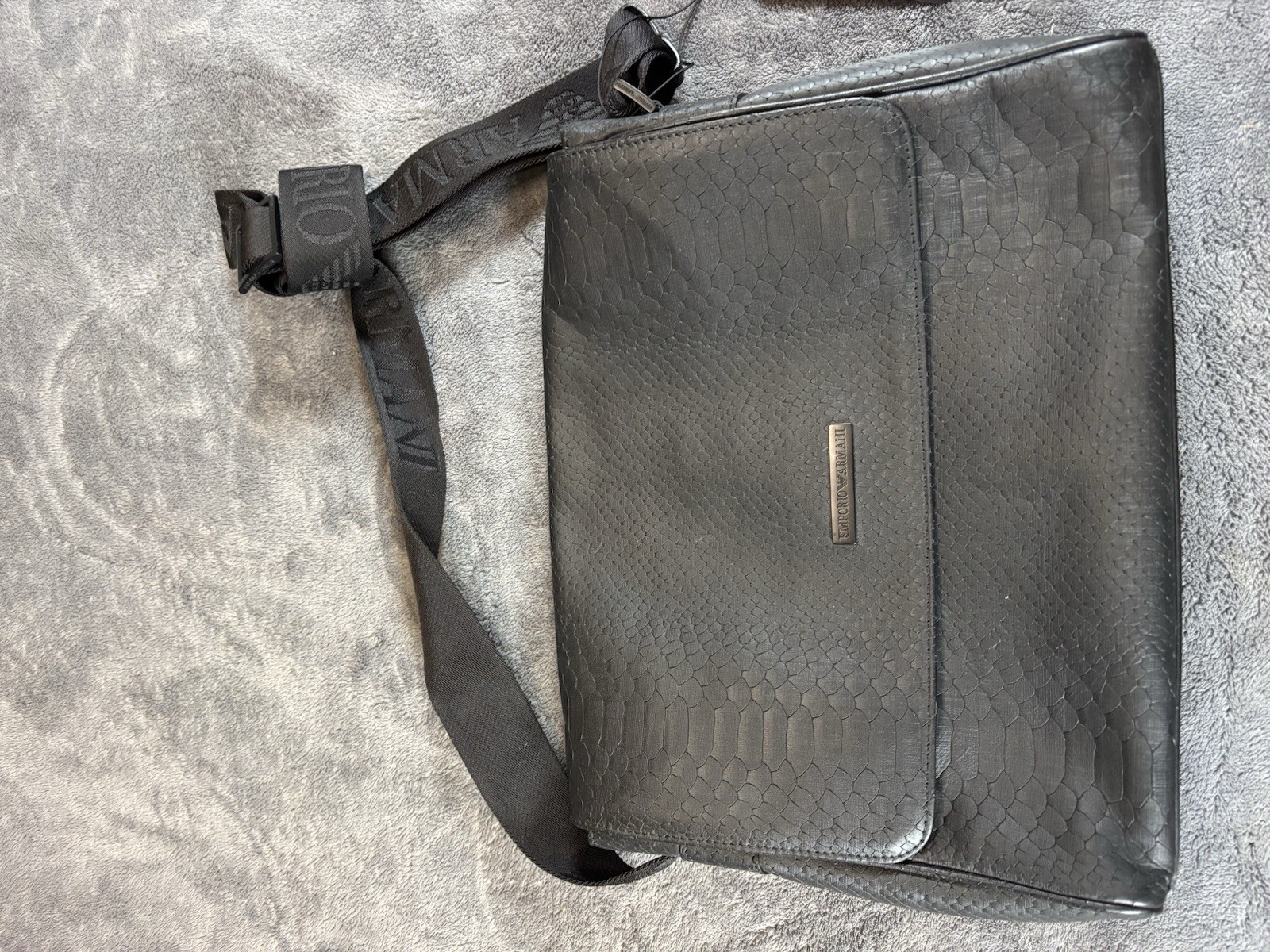 New NWT Emporio Armani Unisex Leather Bag Flat Messenger Bag Snake Skin $645
