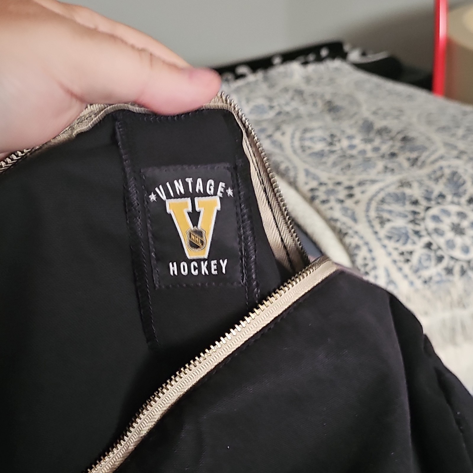 Mitchell & Ness Black Philadelphia Flyers VINTAGE duffle Bag.