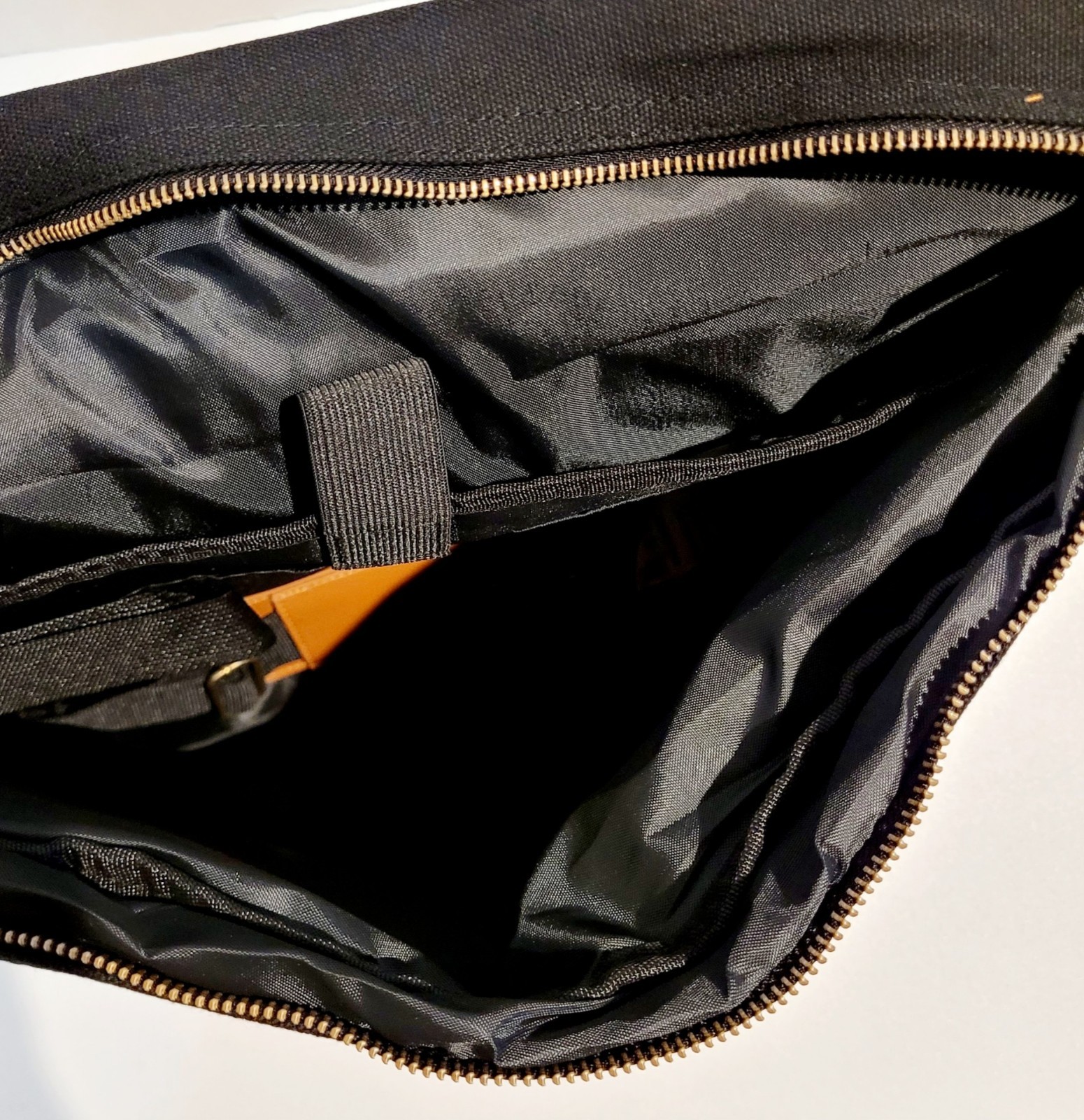 NEW WITH TAGS PRESTIGE MESSENGER BAG-BLACK & TAN-18″ X 15″ W/STRAP AND ZIPPER