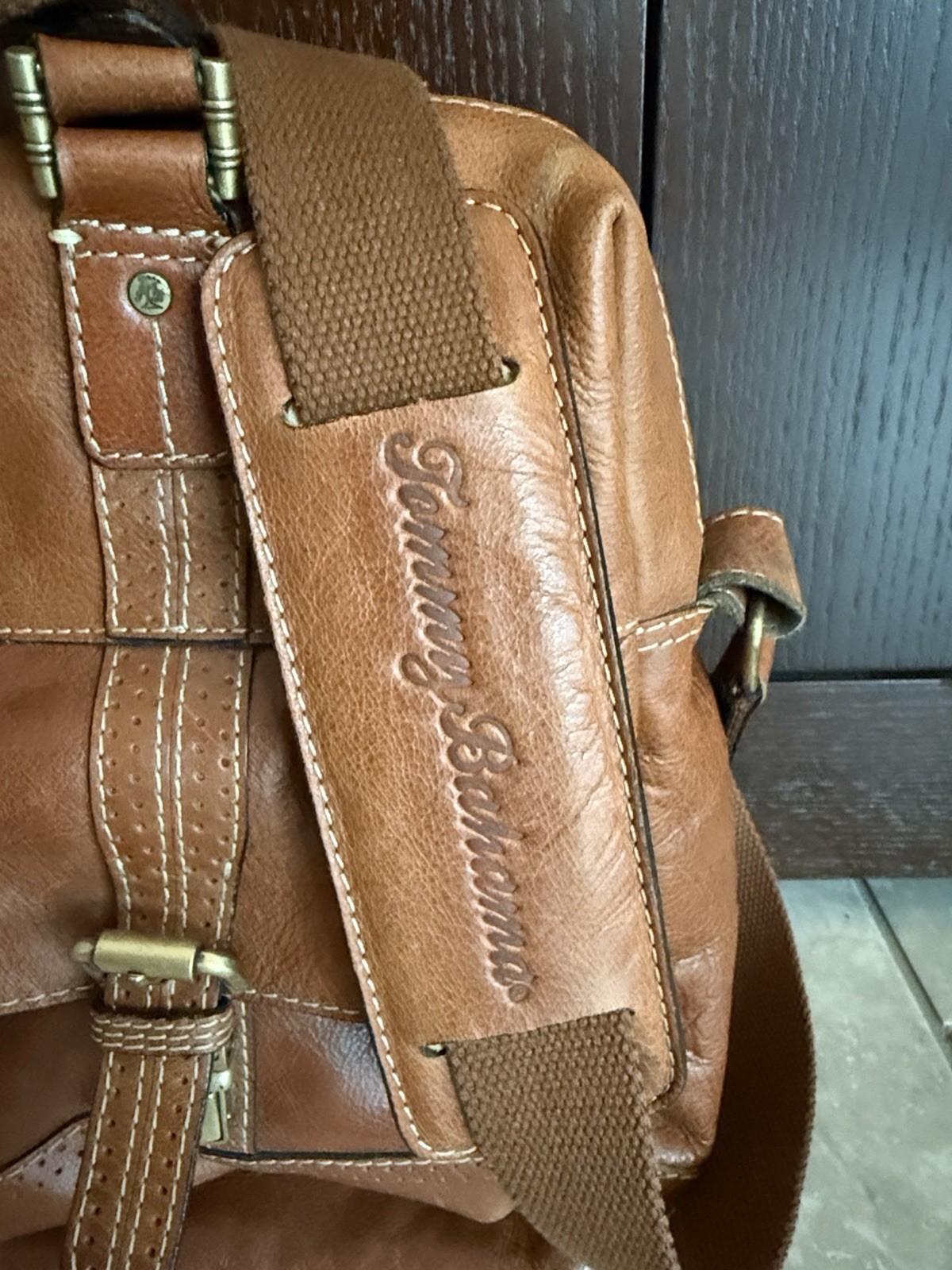 Tommy Bahama Men’s Brown Beige Messenger Bag Zip Buckle Adjustable Strap Pockets