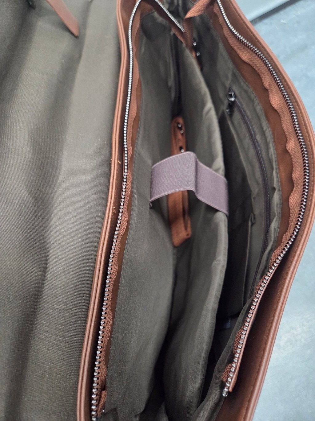 Seyfocnia Men’s Tan Leather Messenger Bag Front Buckle Pockets Satchelbag