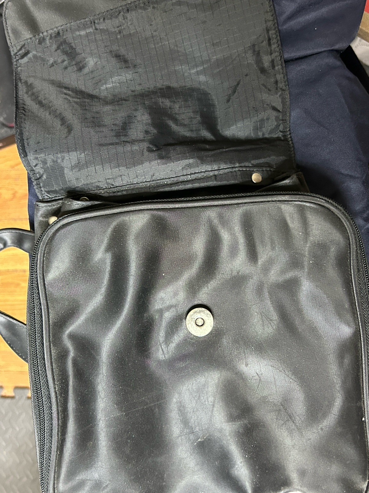 Kenneth Cole Reaction Black Men’s Messenger Bag Zip/Magnetic Flap, Pockets
