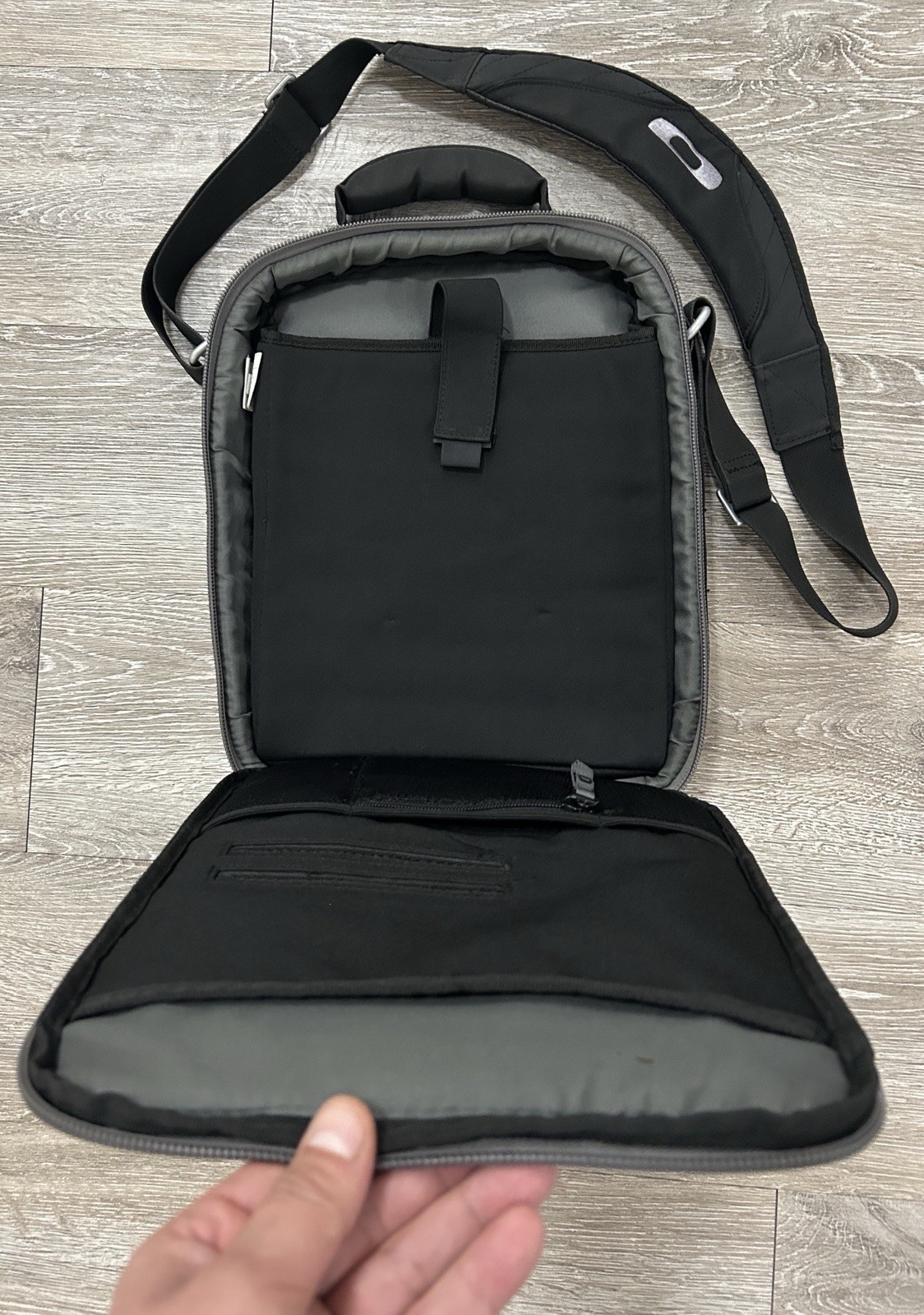 Oakley Checkpoint Vertical Laptop Messenger Bag Black, Padded, Tactical, 14×12