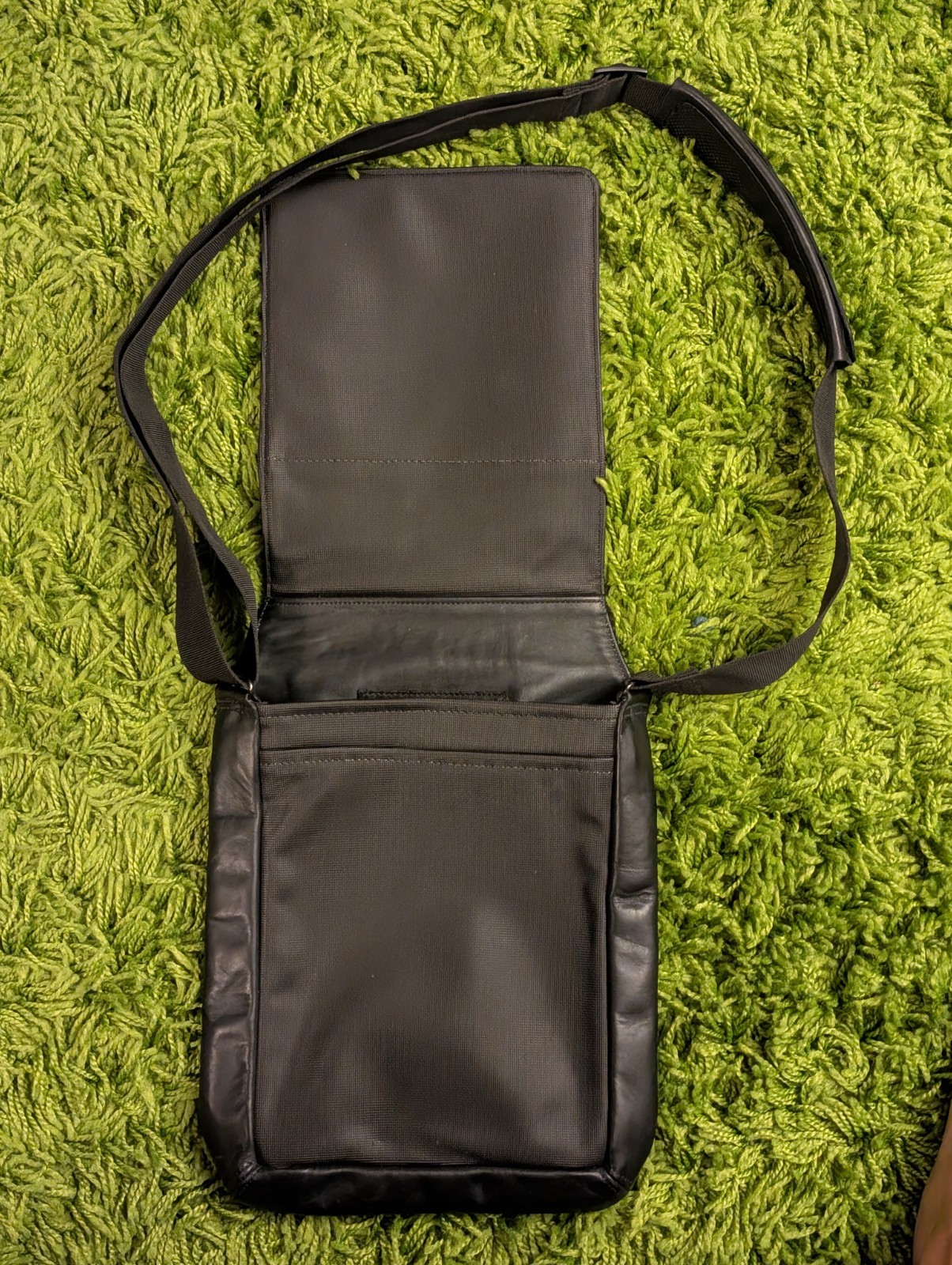 WaterField Muzetto Compact Leather Vertical Messenger Black Made in SF USA