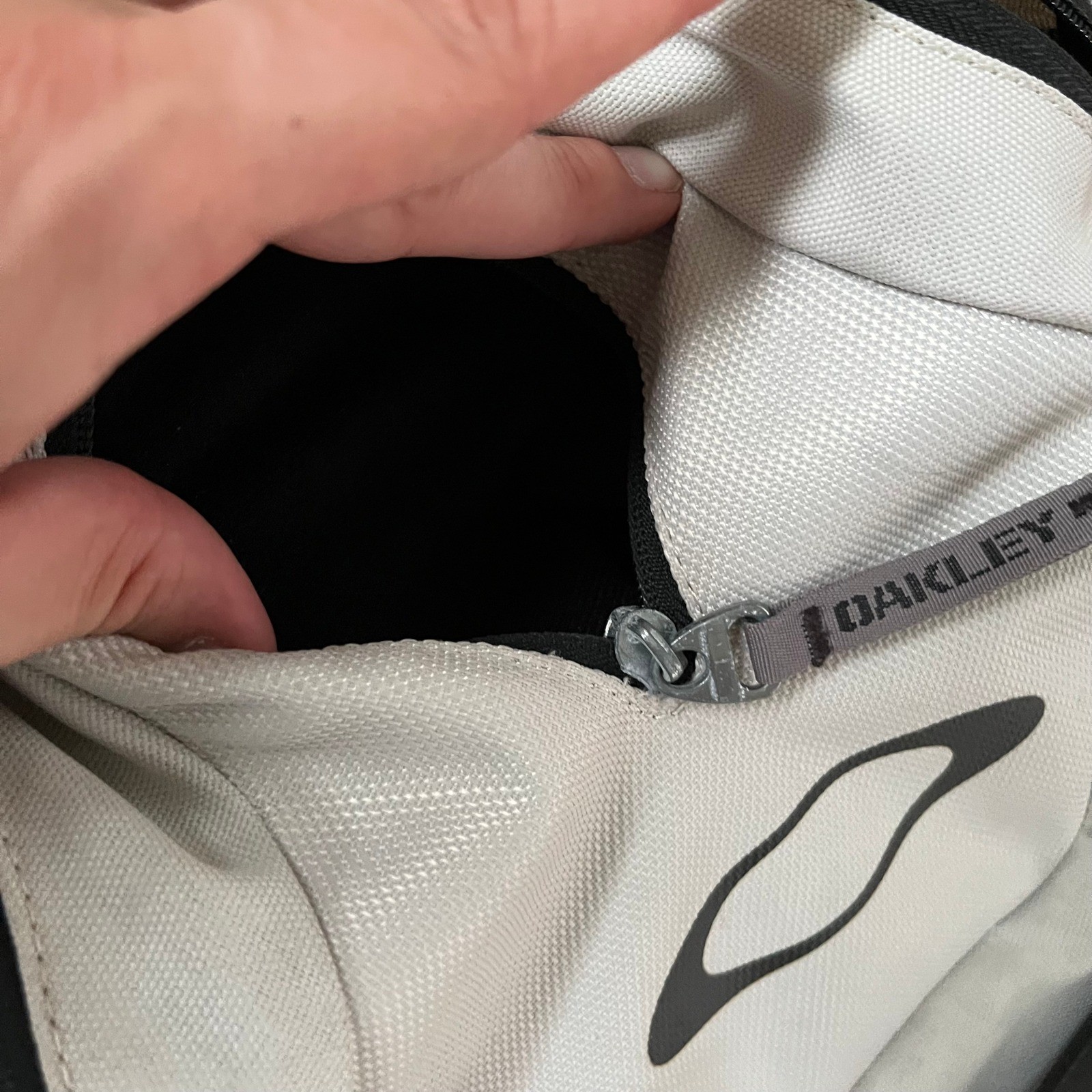 Oakley Icon 2.0 Backpack Bone White Black Technical Gorpcore Laptop Bag