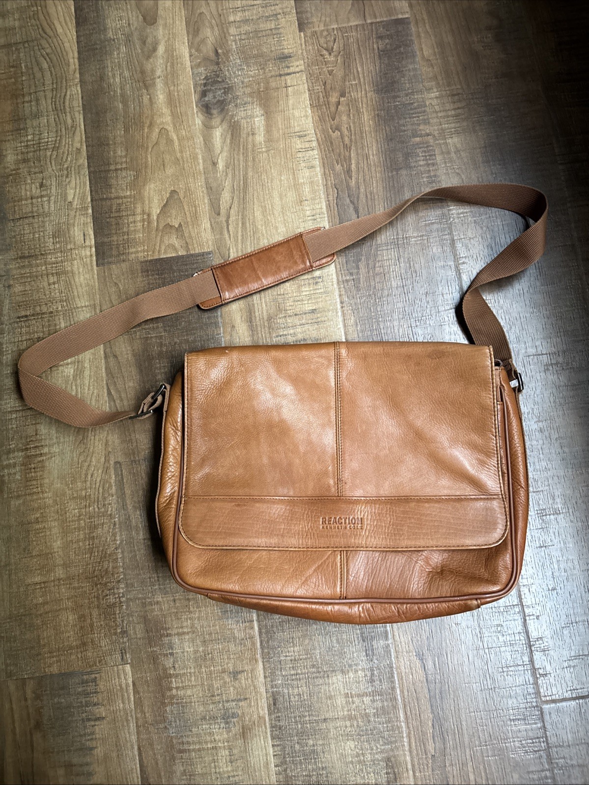 Kenneth Cole Reaction Messenger Bag Tan Magnetic Closure risky business leather