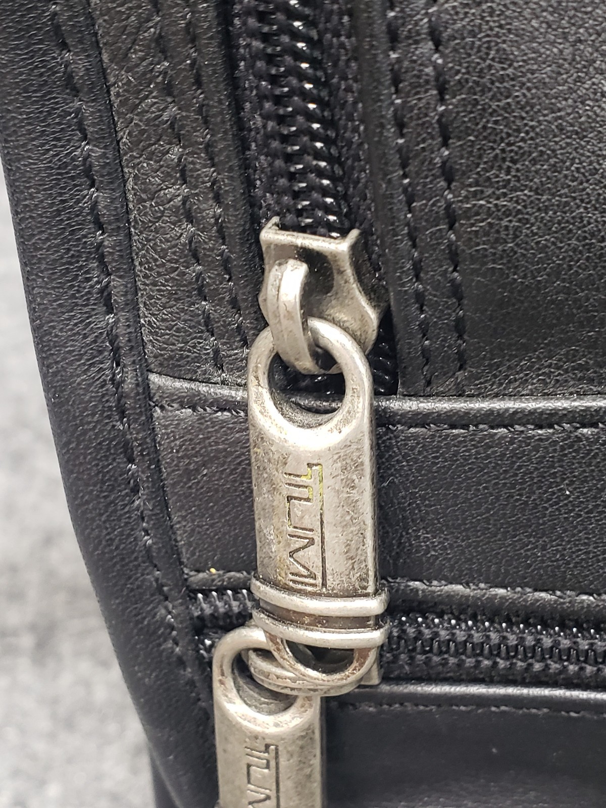 Tumi Men Shoulder Bag Black Adjustable Straps Multi Pockets Zip Closure Casual