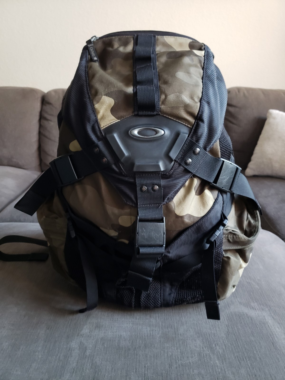Oakley Icon 2.0 Tactical Backpack Camo/Black Padded Back – VERY CLEAN -Read Desc