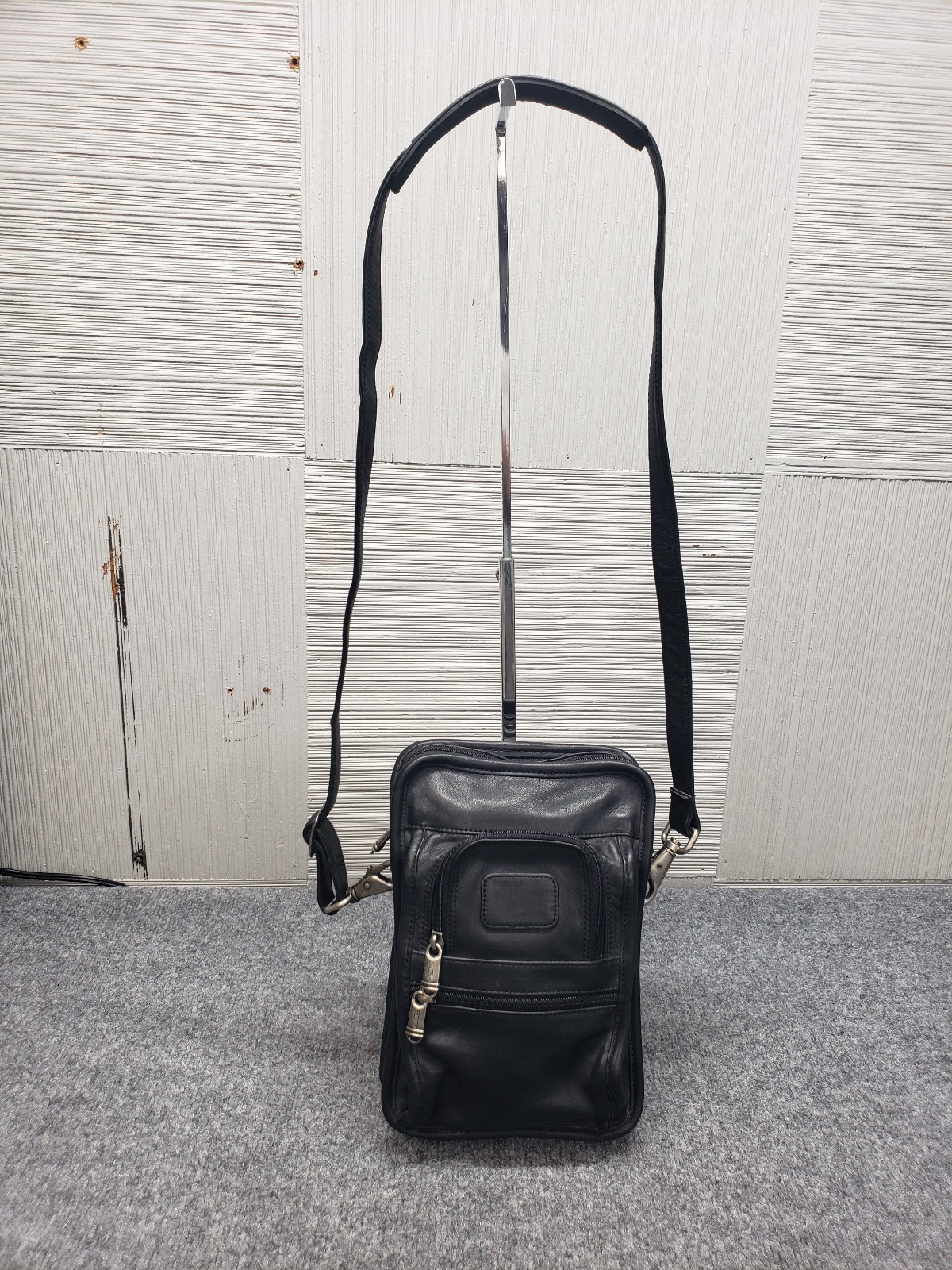 Tumi Men Shoulder Bag Black Adjustable Straps Multi Pockets Zip Closure Casual