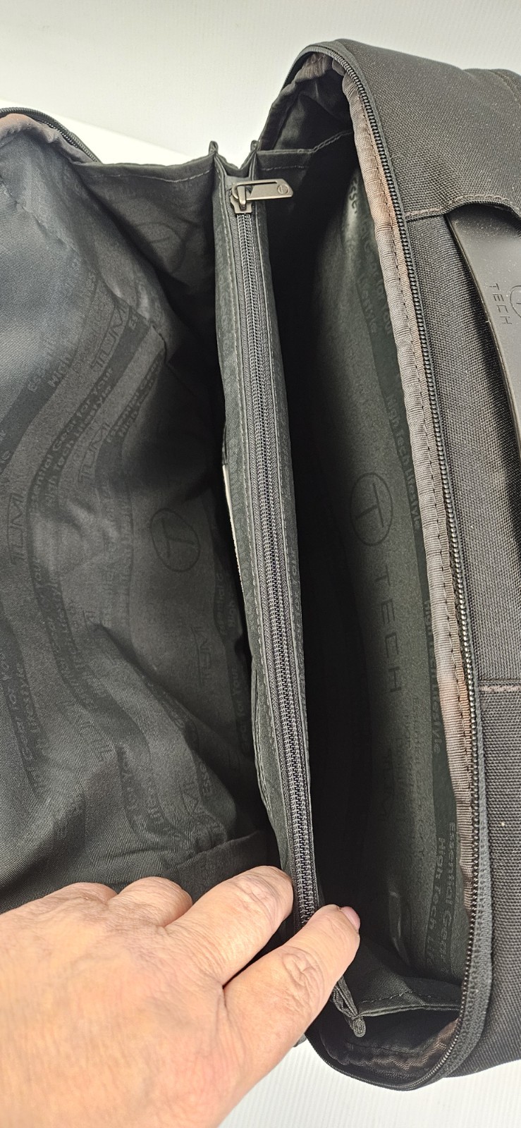 TUMI T-TECH 16” Messenger Laptop Nylon Black Bag 67740D with Shoulder Strap