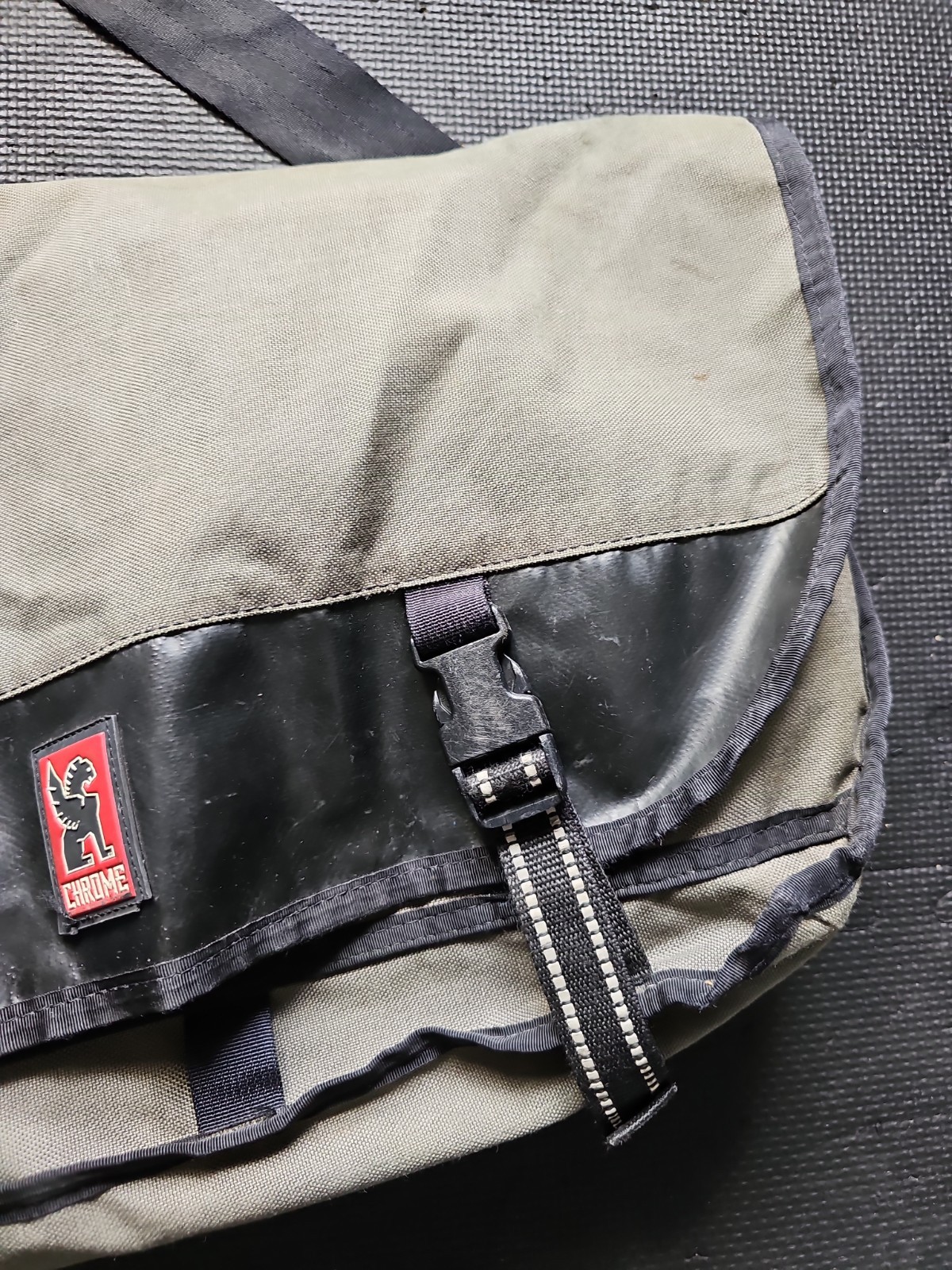 Chrome Industries Extra Large Messenger Bag 24″ Wide Gray/Black