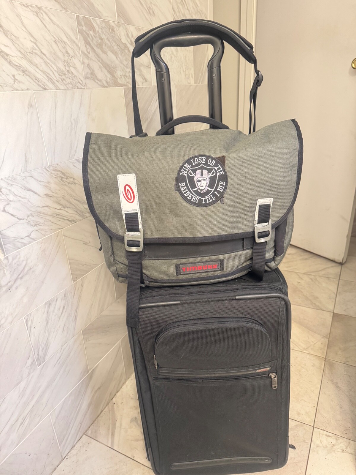 *NEW* Sold AS IS: Timbuk2 MEDIUM messenger laptop bag commute 17” luggage topper