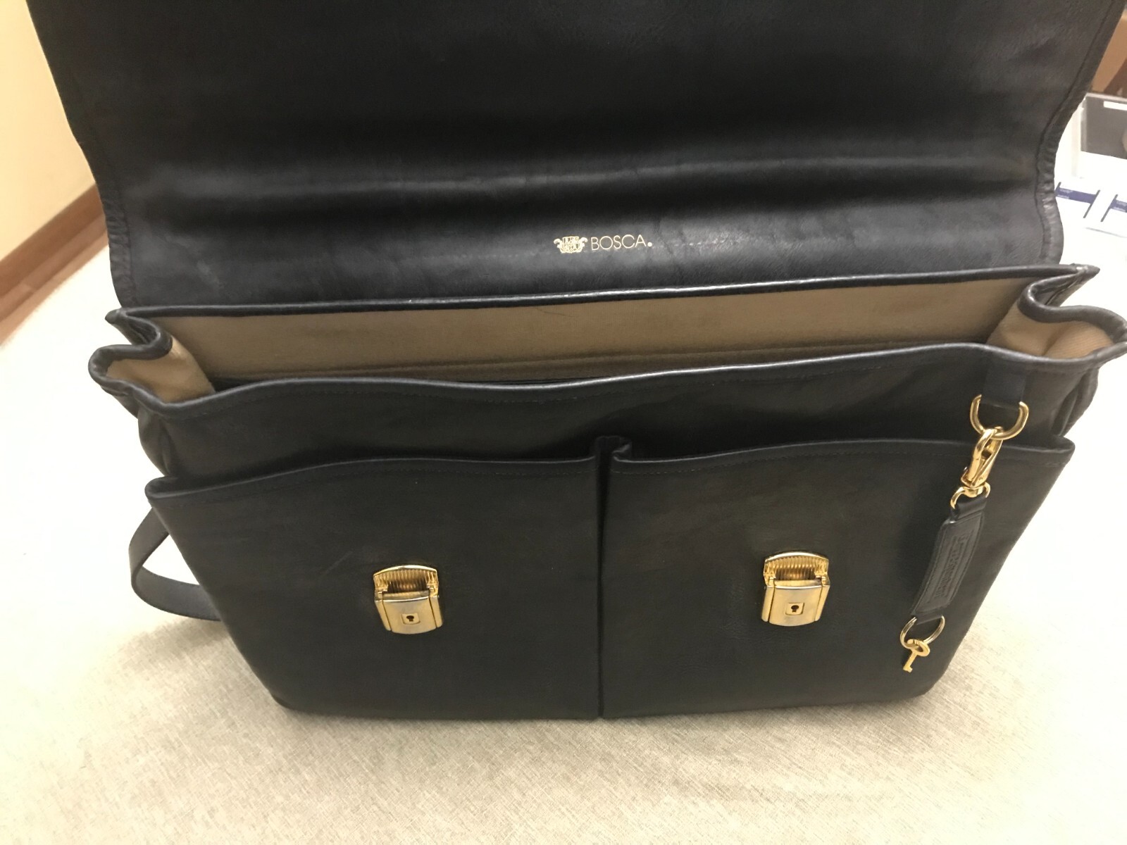 BOSCA “CORRESPONDENT” Heavy Leather Briefcase / Messenger Bag – Made in USA