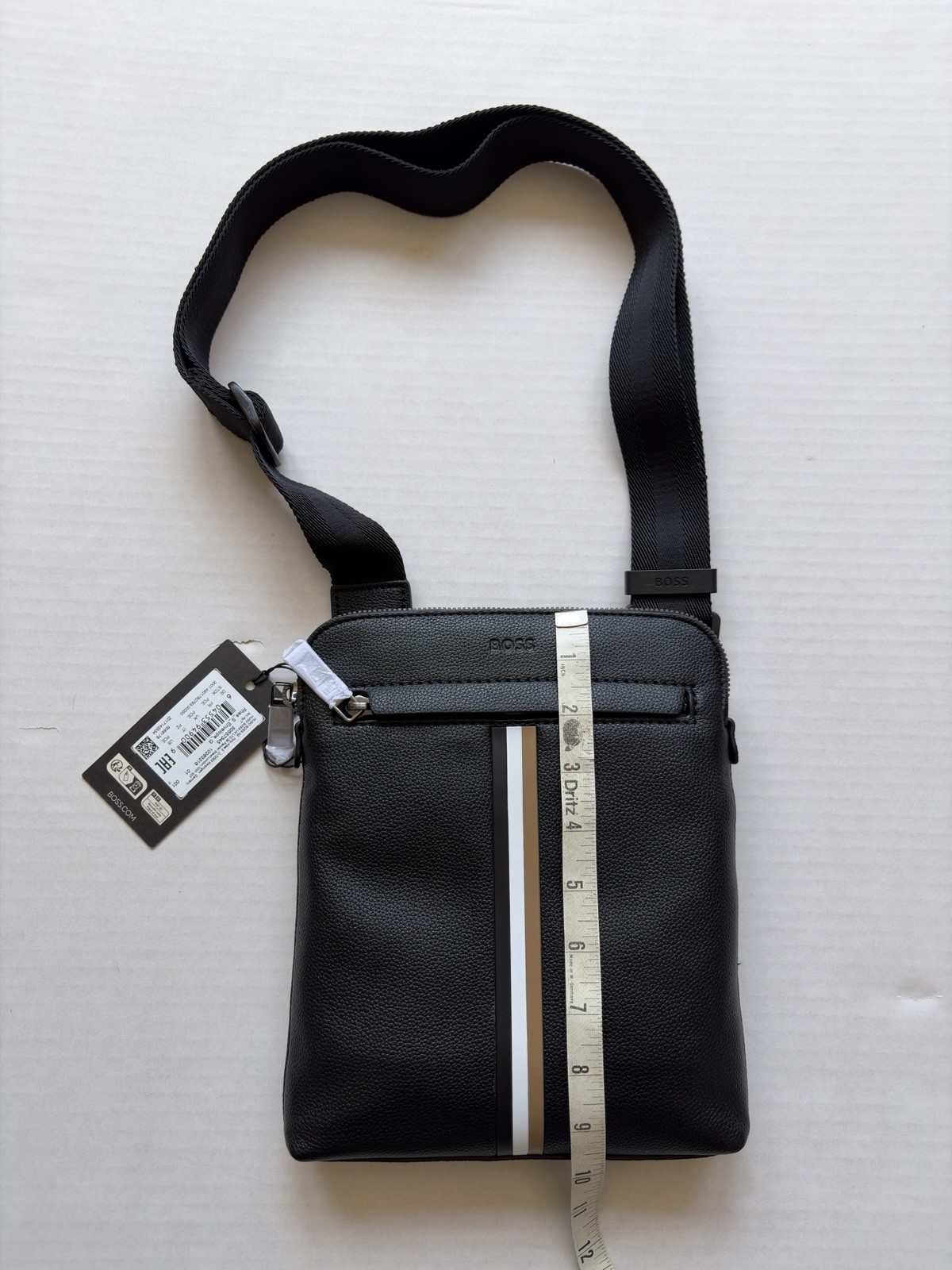 HUGO BOSS RHAE ENVELOPE BAG IN BLACK.