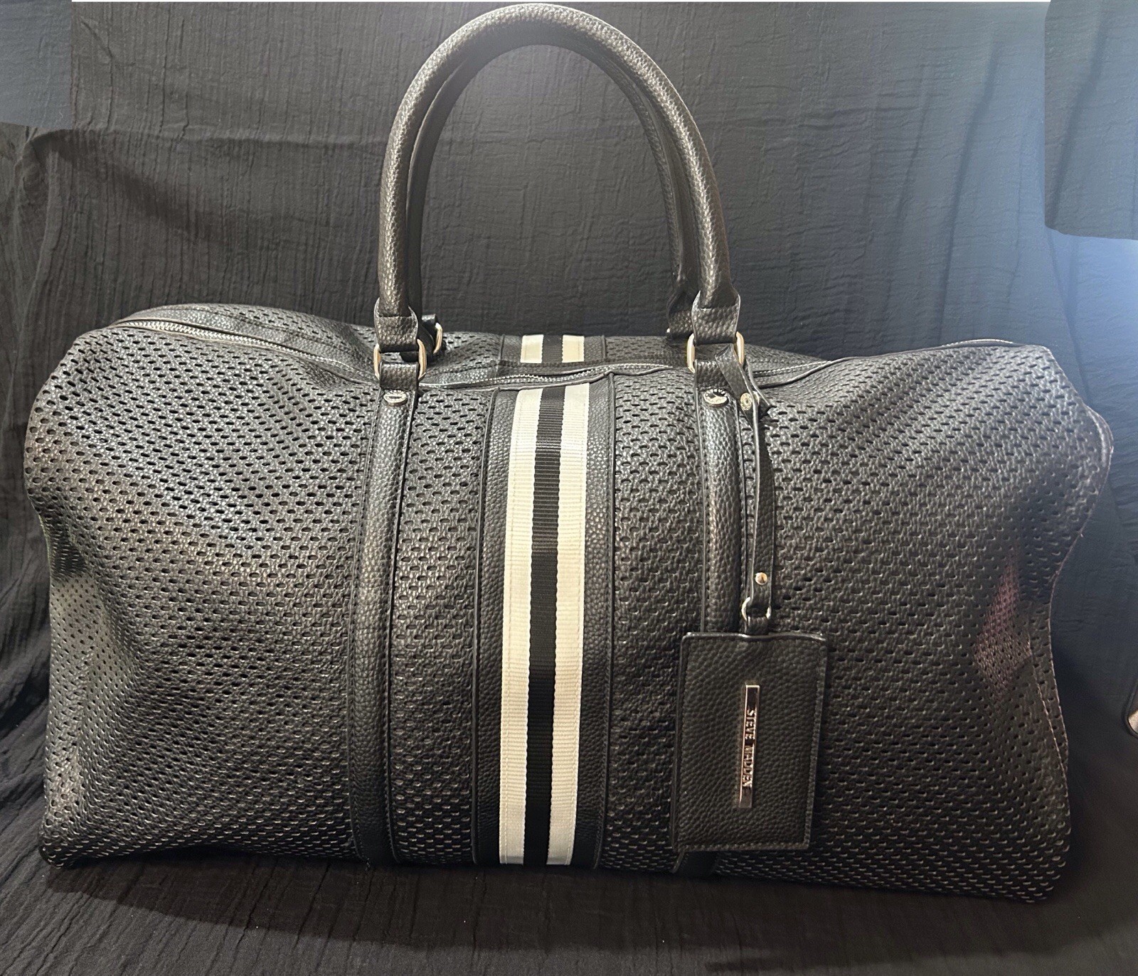 Steve Madden Weekender Tote Sports Duffle Bag B/W Shoulder strap