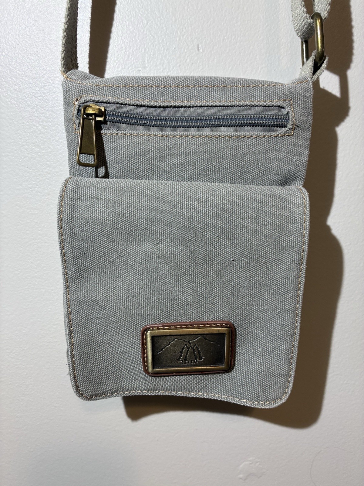 Prairie Schooner Gray Small Crossbody Adjustable Strap Zip Magnetic Outer Pocket