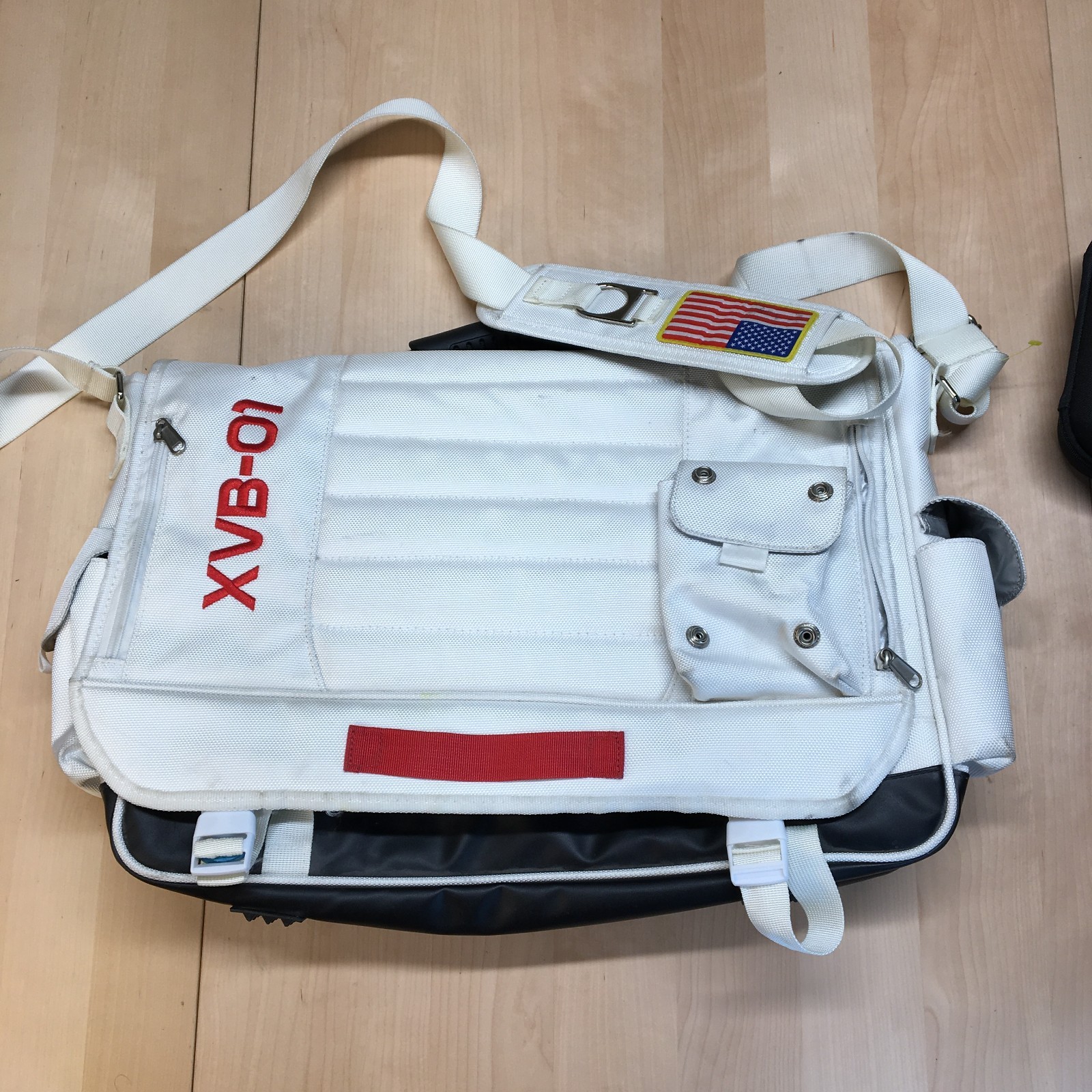 Thinkgeek 2001: A Space Odyssey Messenger Bag White NASA Astronaut Theme Laptop