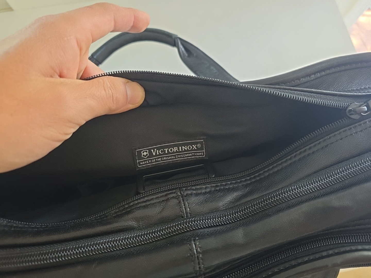 Victorinox Luxury 17” Expandable Black Leather Computer Briefcase Business Bag