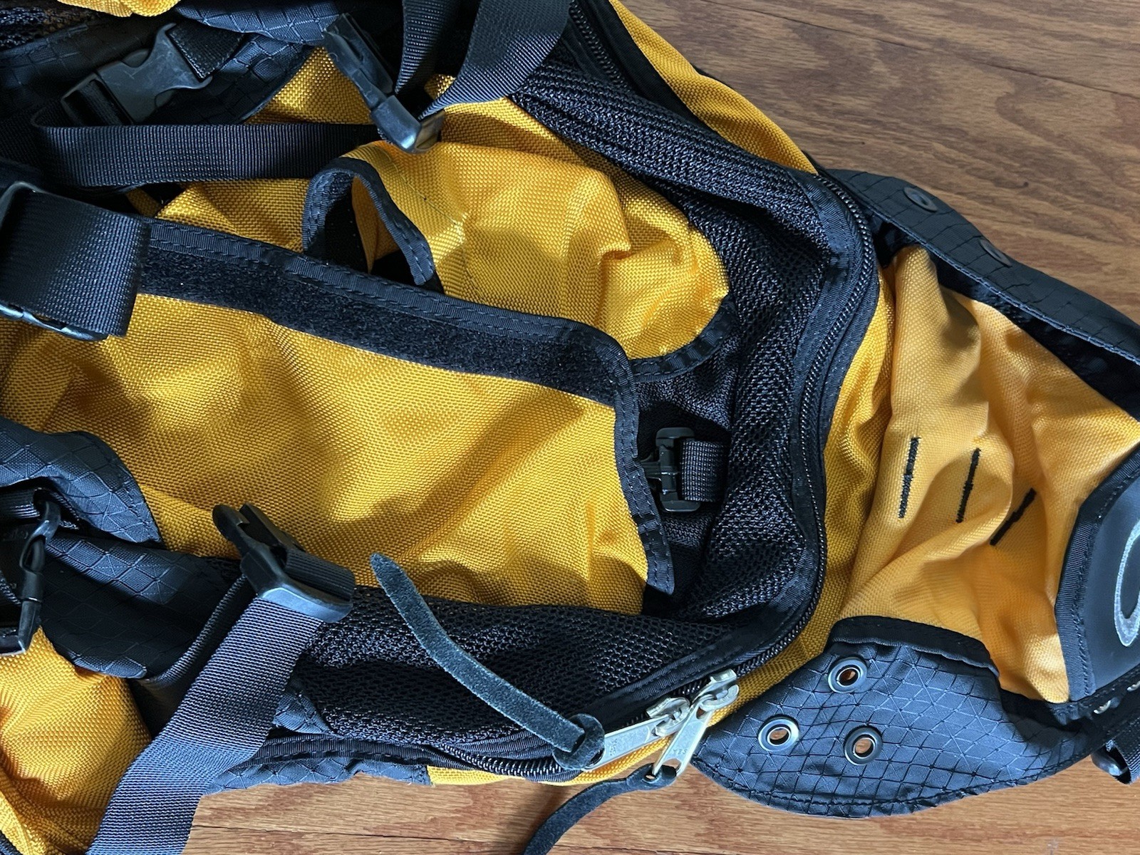 Oakley Icon 1.0 Tactical Backpack Bag Yellow Black Military Mechanism AP 07-139