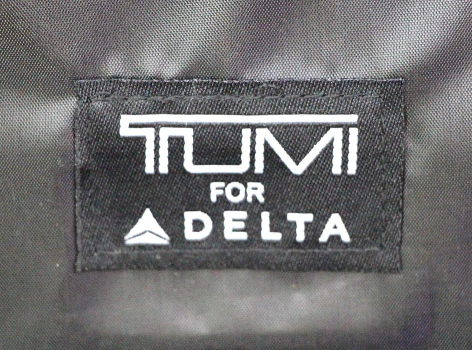 Tumi for DELTA BLACK PLASTIC HARD SHELL TOILETRY TRAVEL CASE with ACCESSORIES