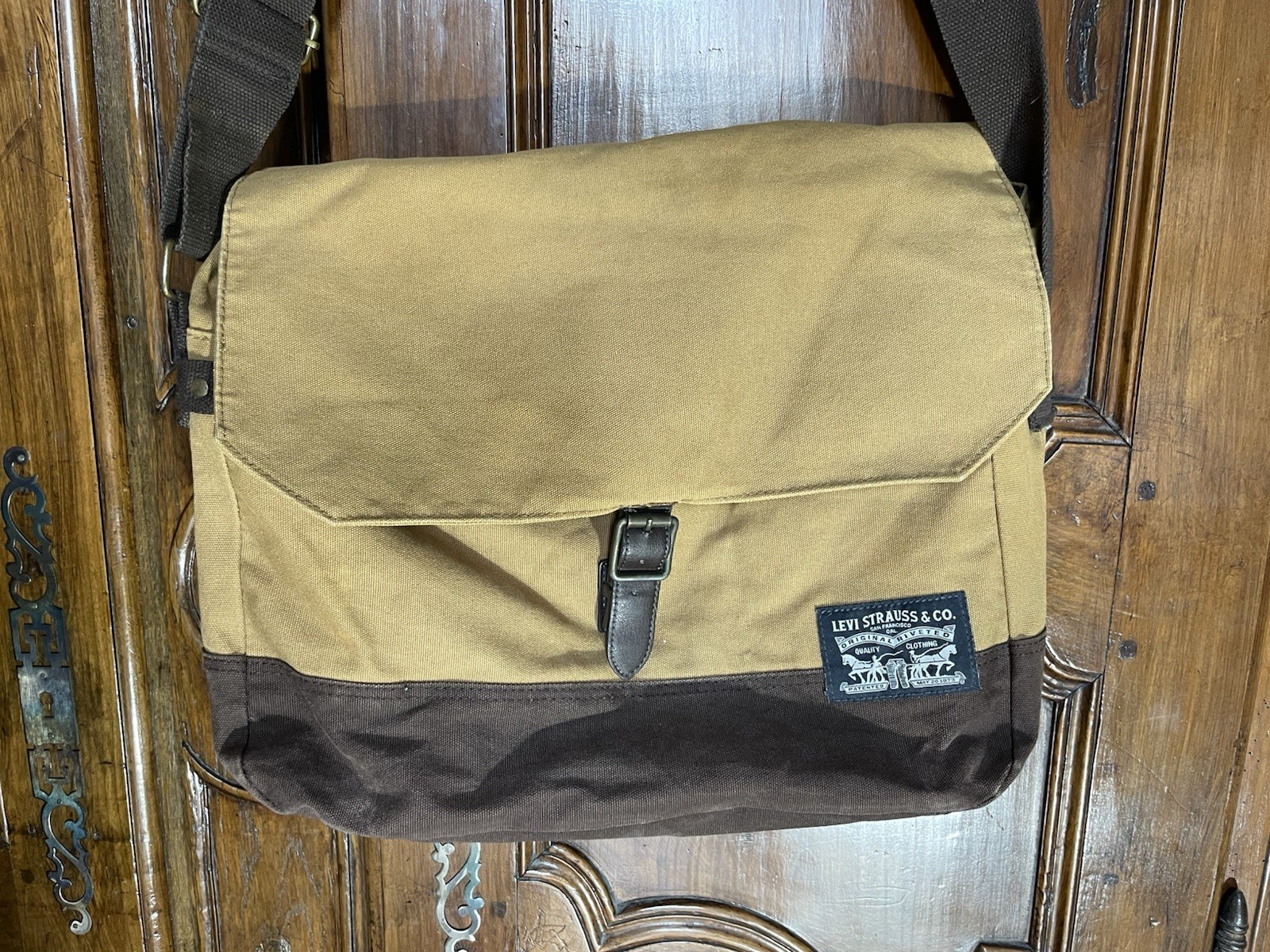 Levi’s Canvas Messenger Laptop Bag Tan Brown Crossbody 16×12 Repaired Clasp