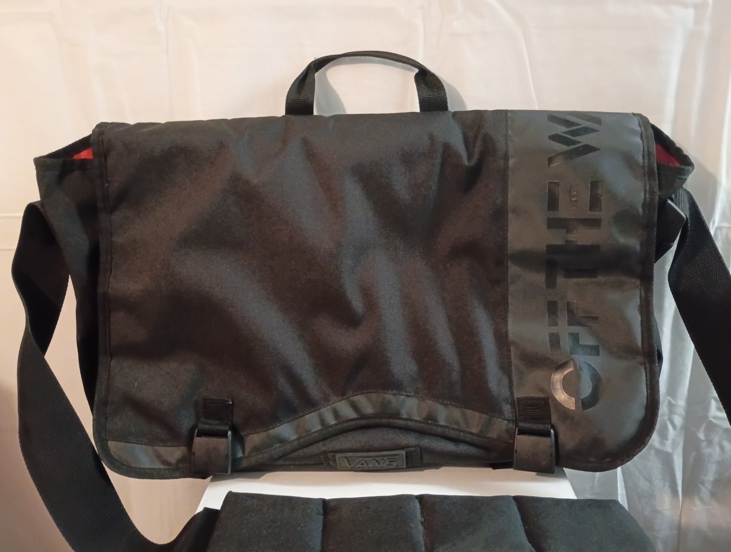 VANS Harbinger Messenger Bag “Off The Wall” – Rare Black / Red – Vintage NEW