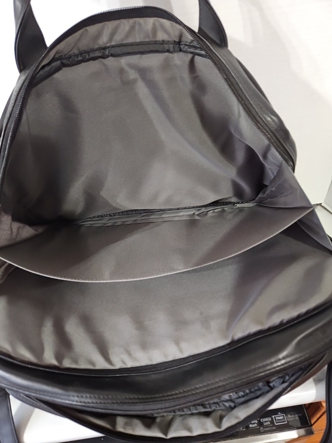 Leeds Touchmark Consulting Leather Shoulder Laptop Carry Case Black Men’s