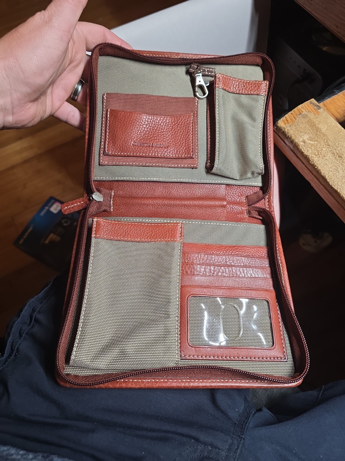 Johnston And Murphy Soft Leather Zippered Organizer Man’s 8″x7″ Brown
