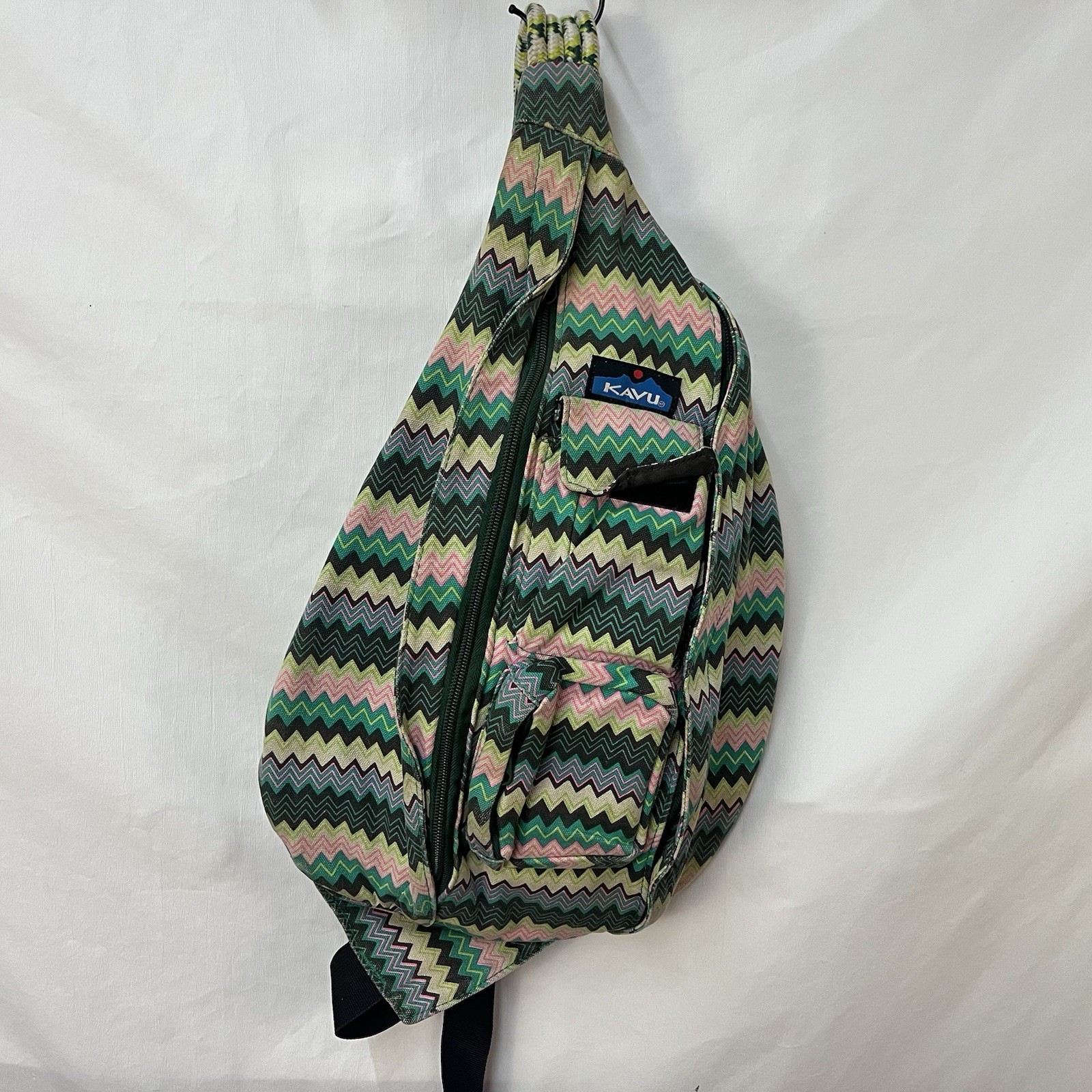KAVU MULTICOLRED CHEVRON PATTERN CANVAS ROPE SLING CROSSBODY BACKPACK ADJUSTABLE