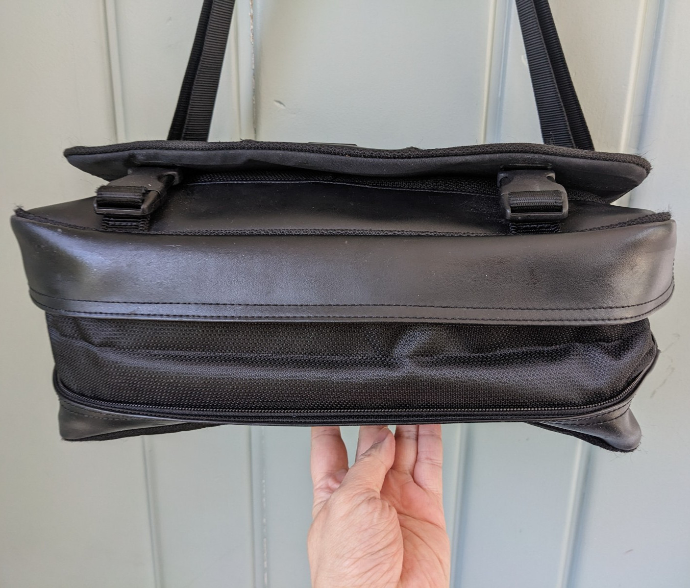 TUMI T2 Expandable Ballistic Messenger Bag Portfolio Case Shoulder Expandable