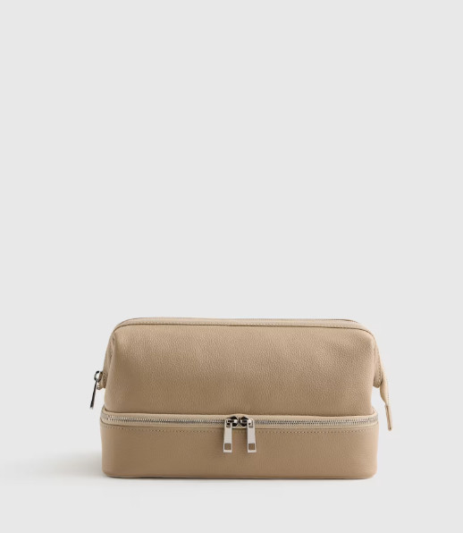 NWT QUINCE MEN’S ITALIAN LEATHER DUAL COMPARTMENT TOILETRY BAG TAUPE MSRP $70