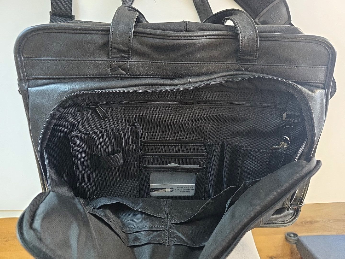Victorinox Luxury 17” Expandable Black Leather Computer Briefcase Business Bag
