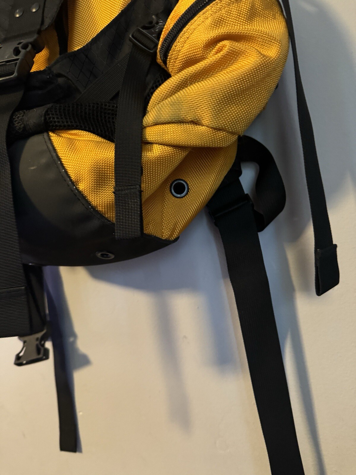 Oakley Icon 1.0 Backpack – Yellow/Black – Vintage – Genuine